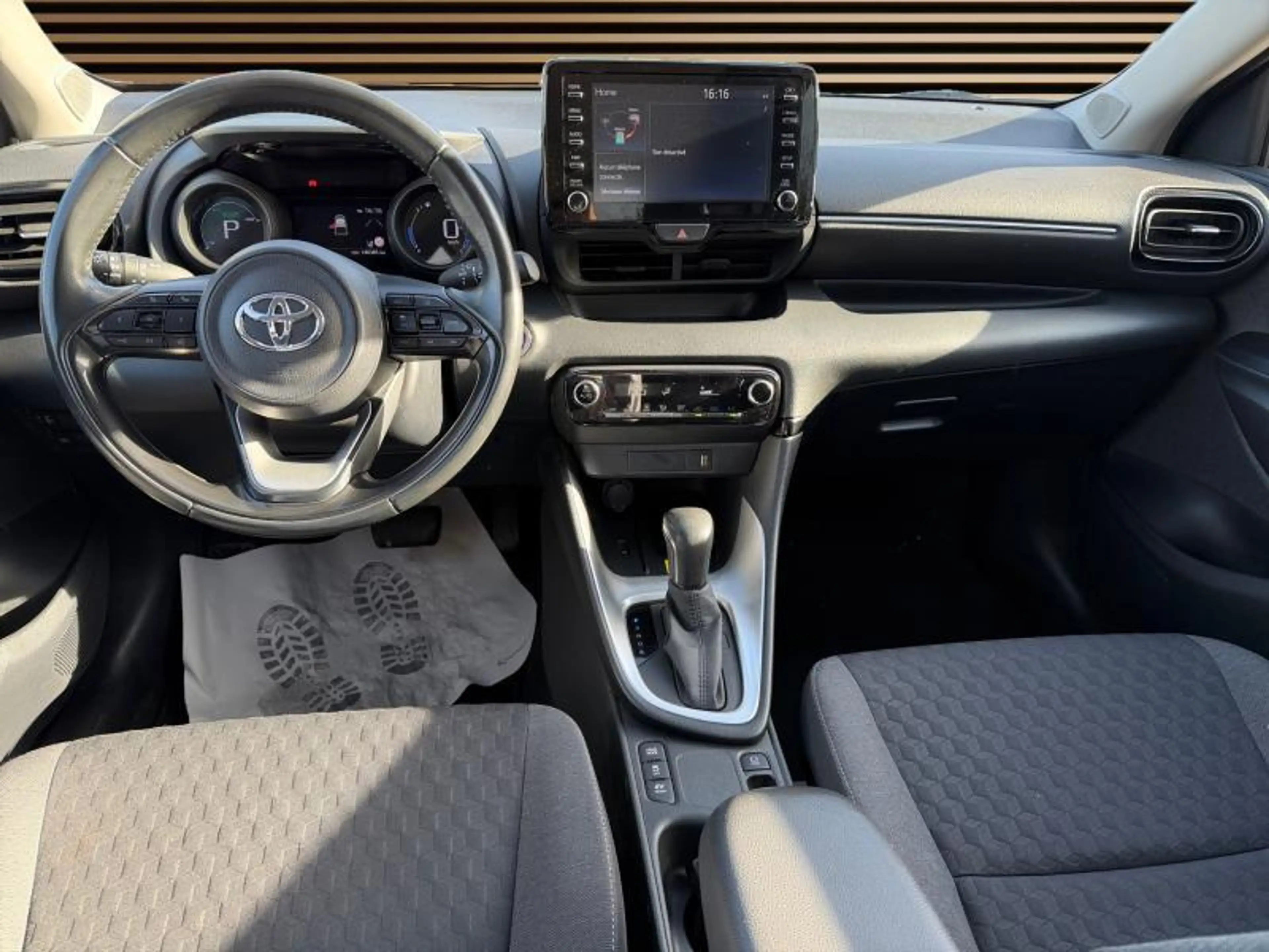 Toyota Yaris Iconic — photo 13