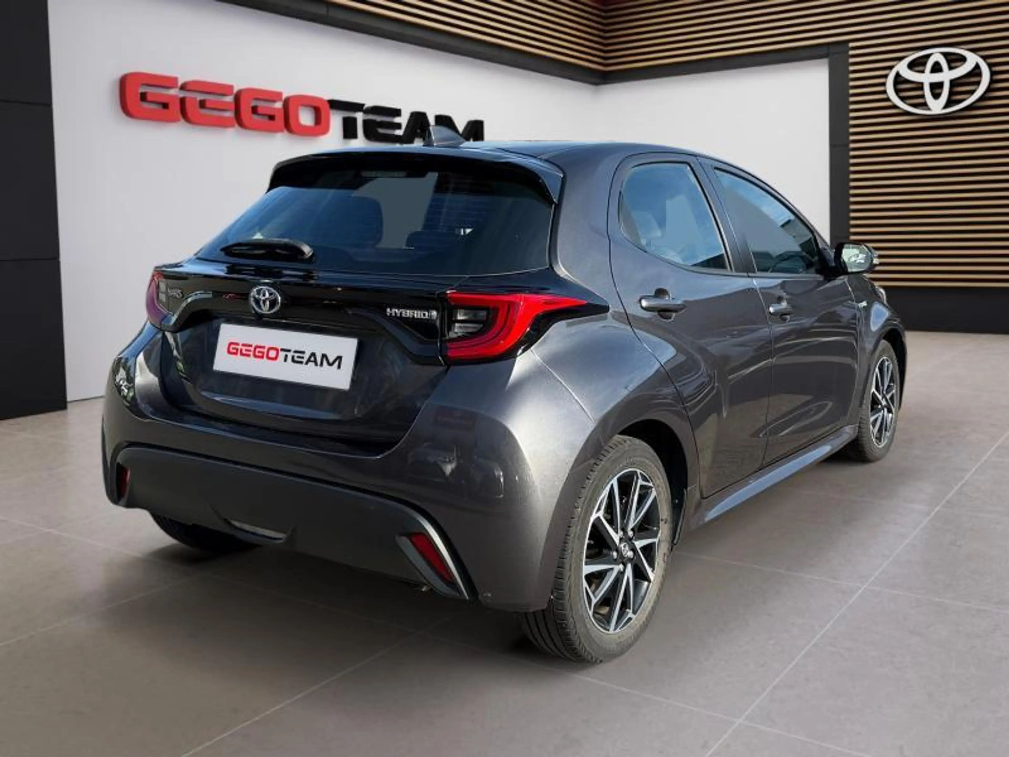 Toyota Yaris Iconic — photo 6