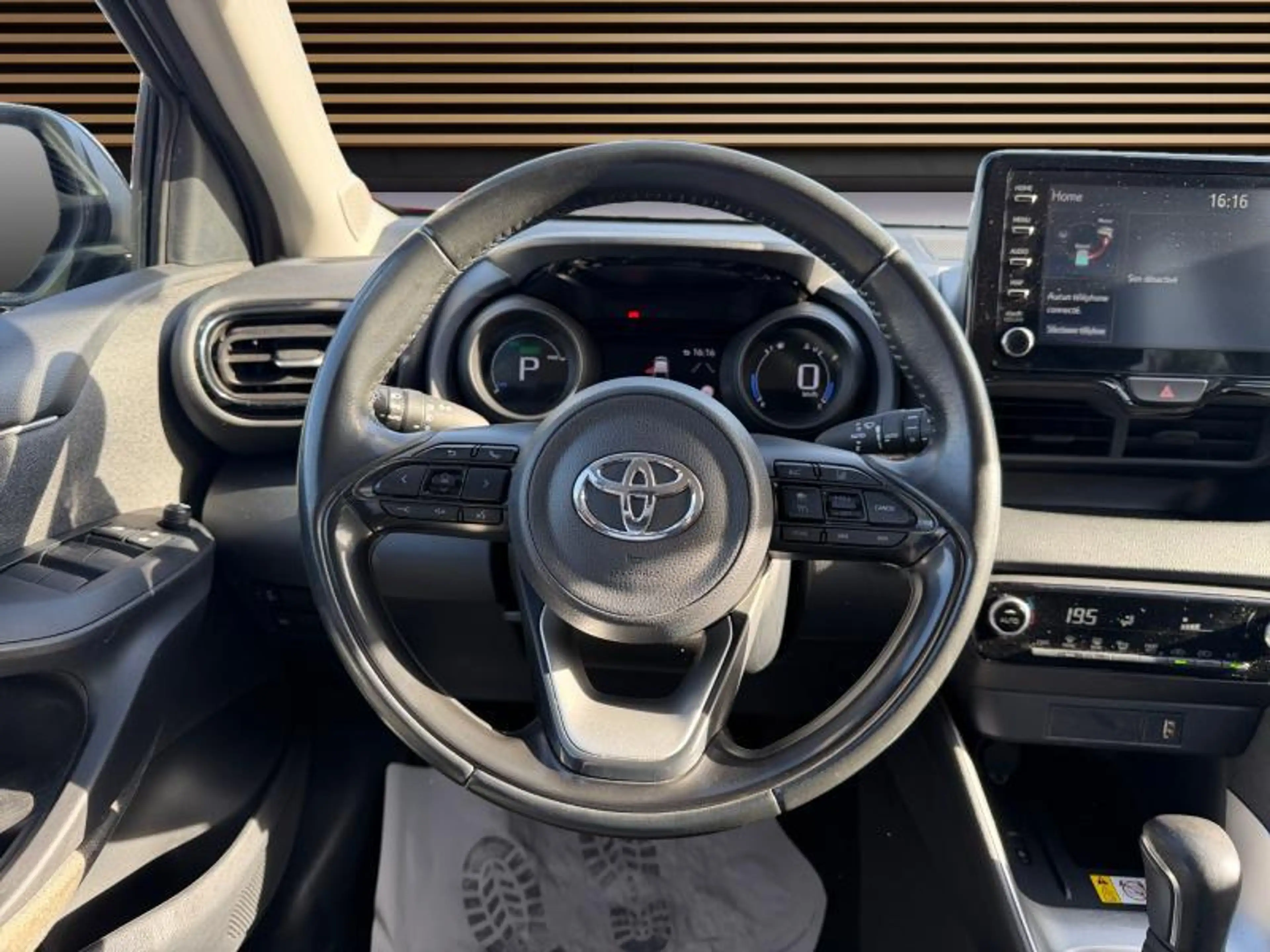 Toyota Yaris Iconic — photo 15