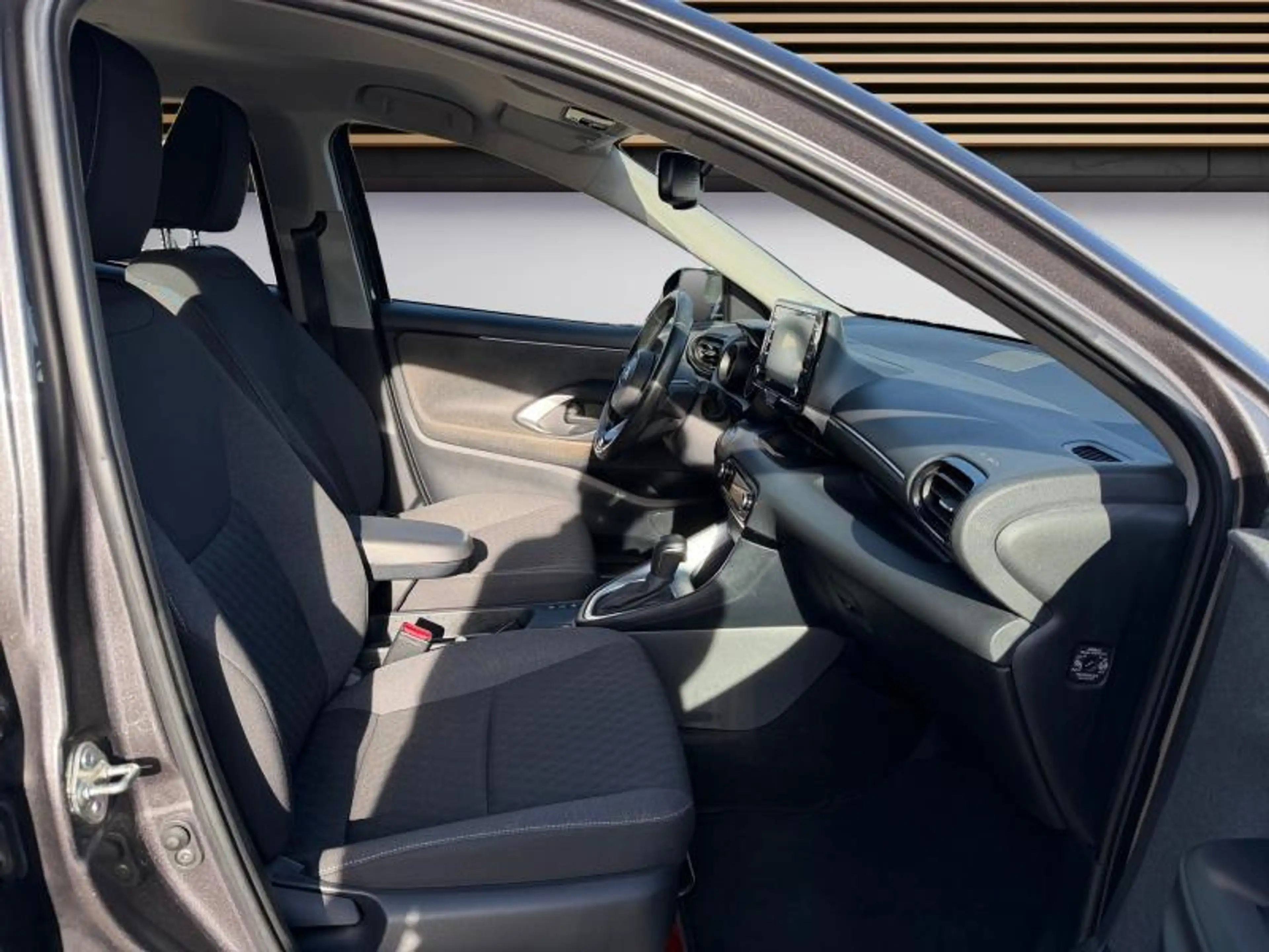Toyota Yaris Iconic — photo 11