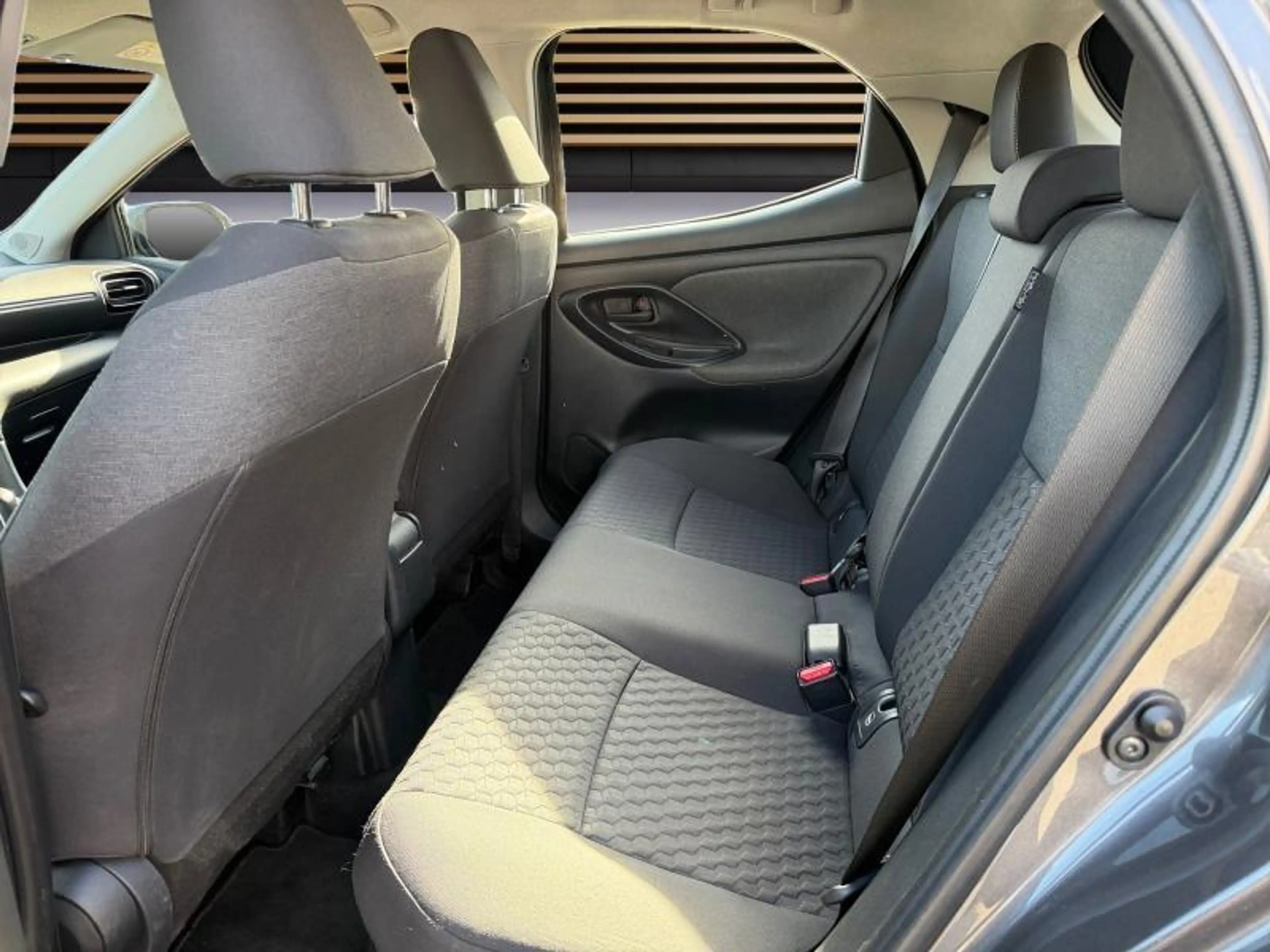 Toyota Yaris Iconic — photo 12