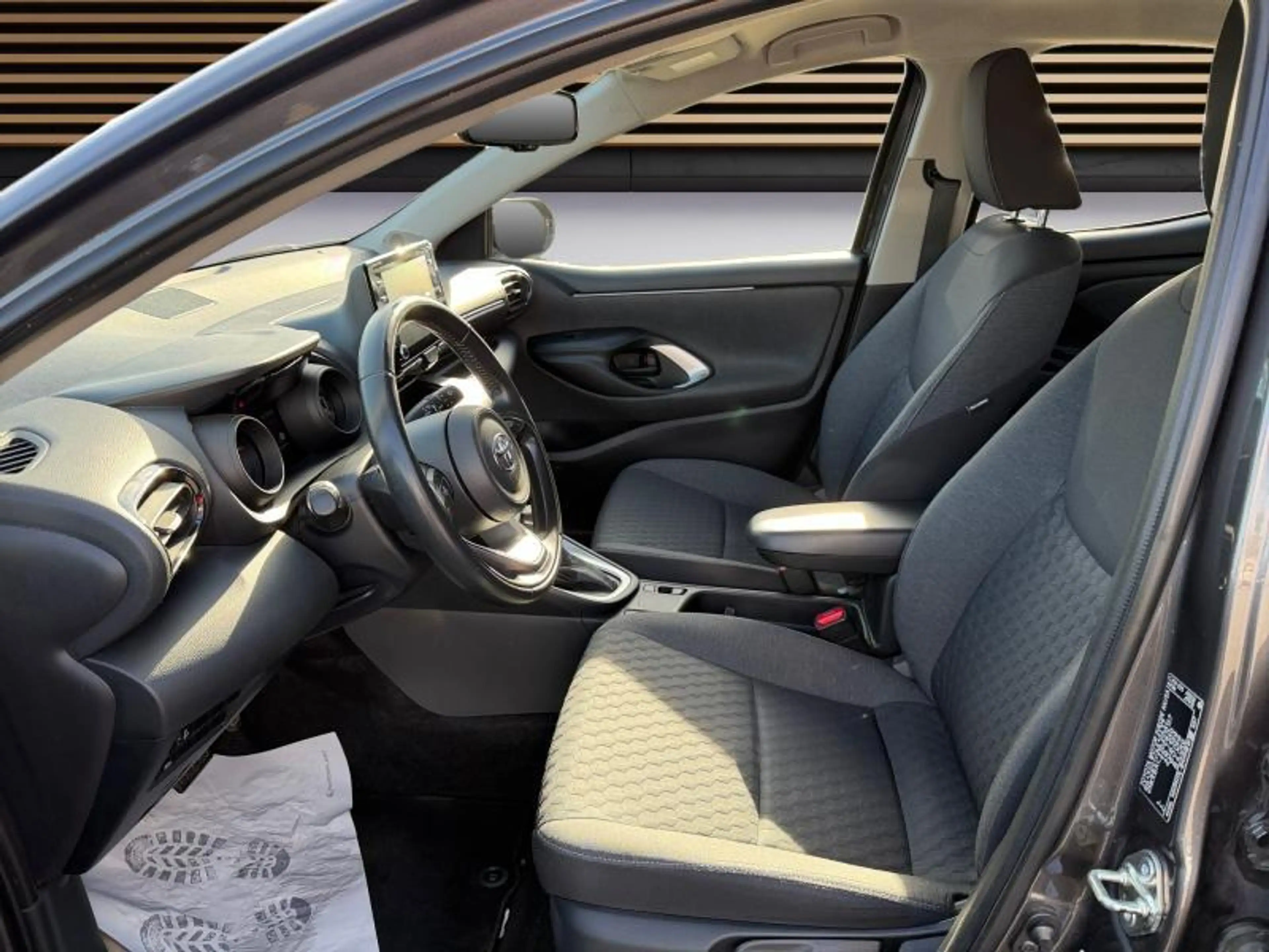 Toyota Yaris Iconic — photo 10