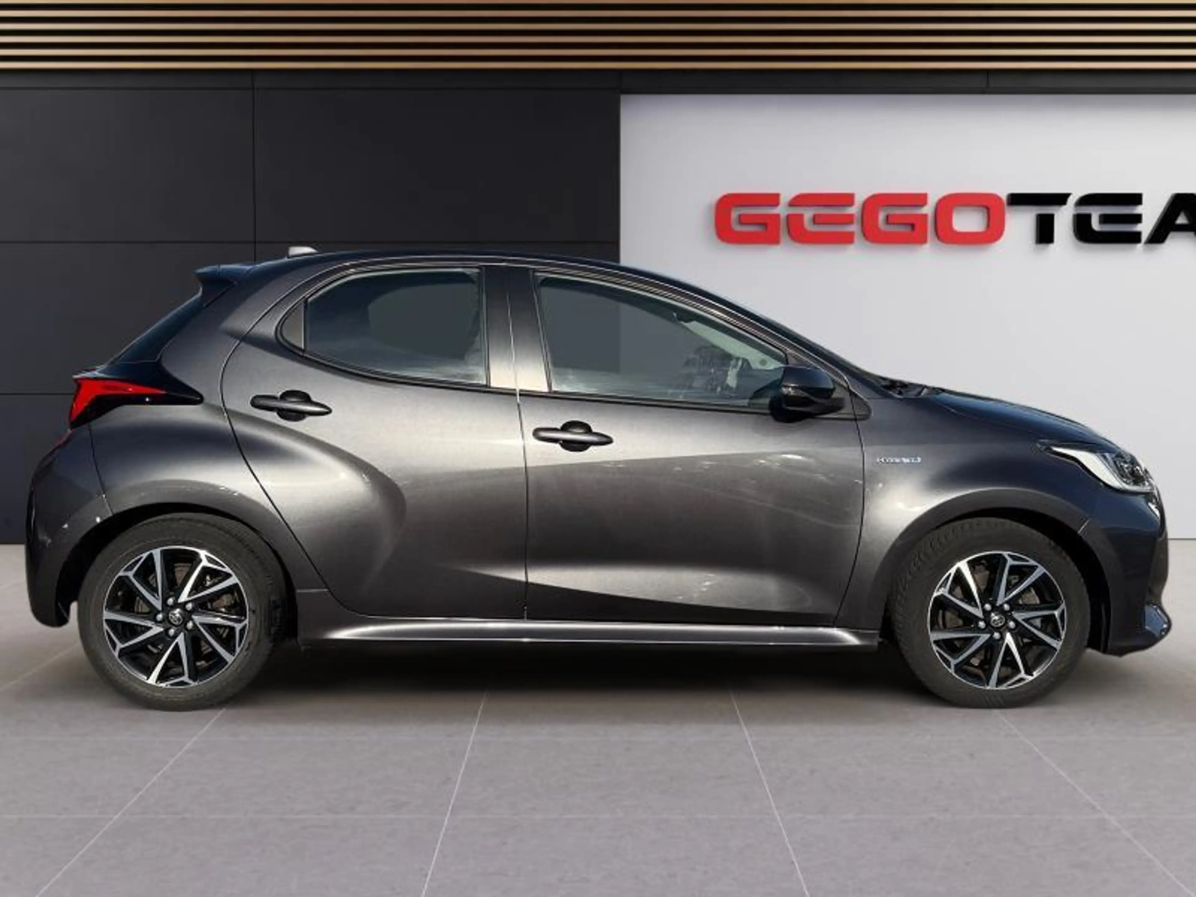 Toyota Yaris Iconic — photo 7