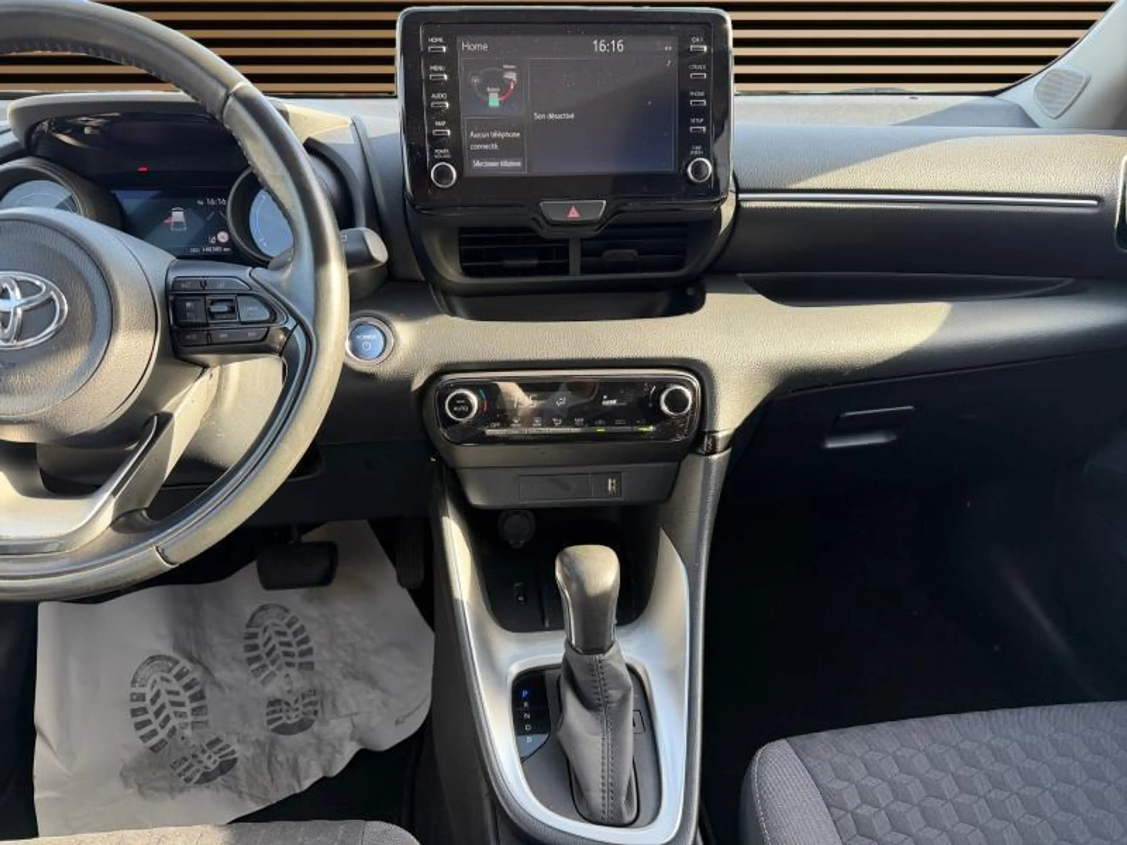 Toyota Yaris Iconic — photo 14