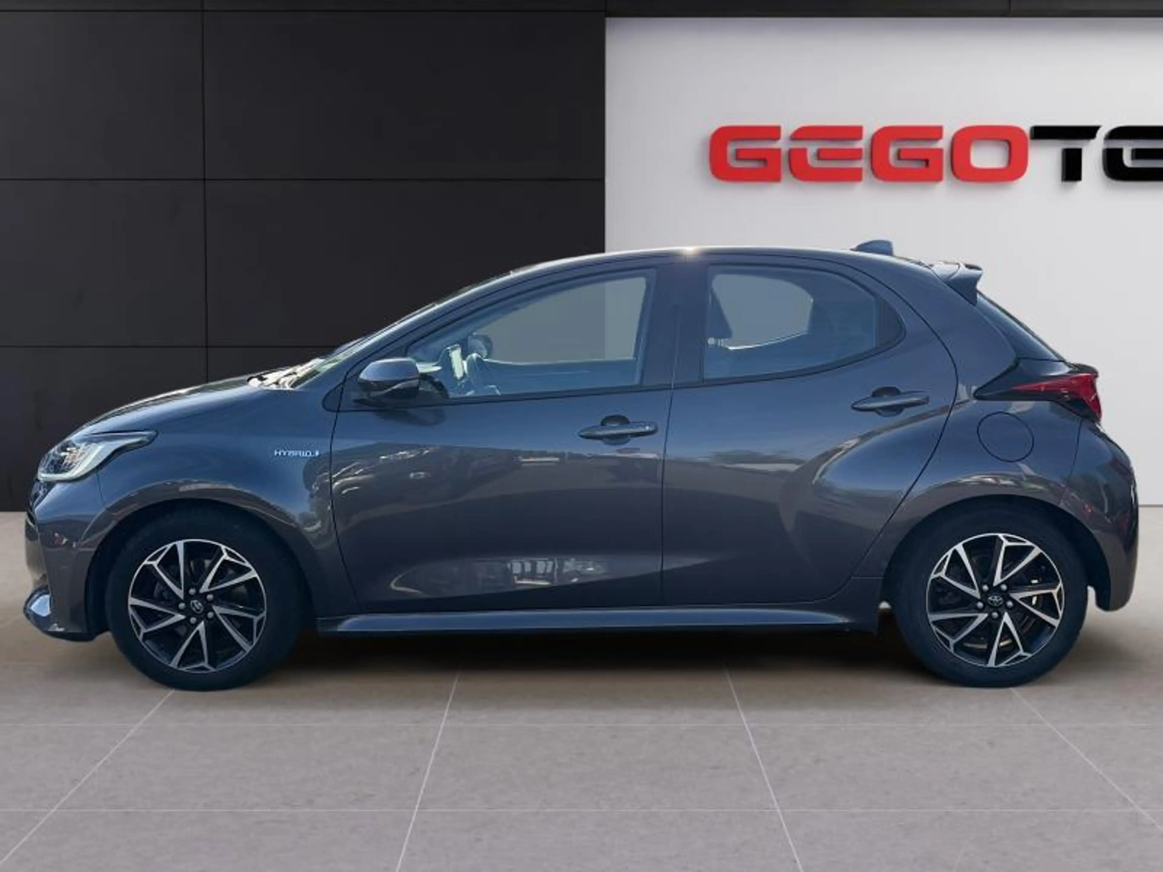 Toyota Yaris Iconic — photo 3
