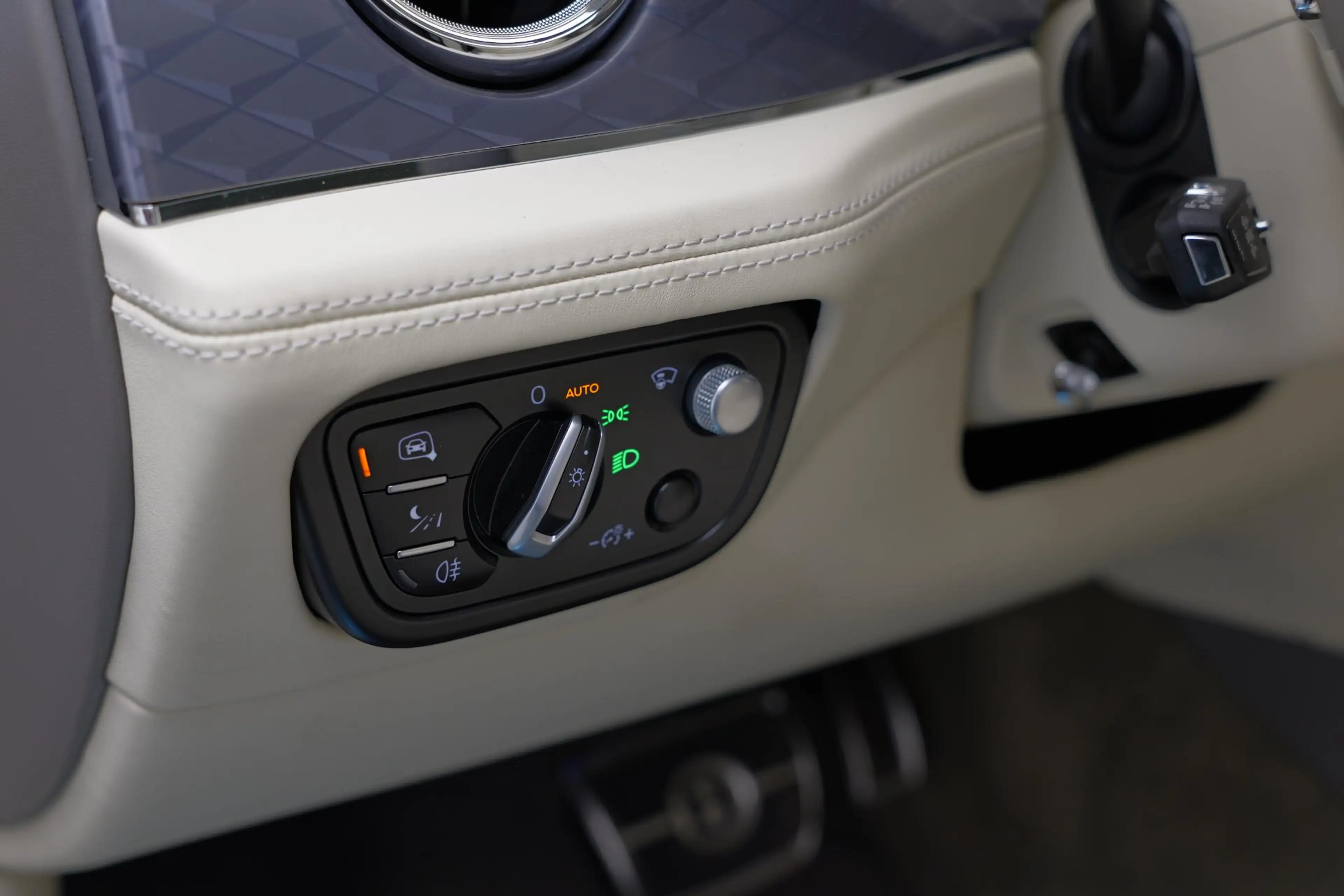 Bentley Bentayga 3.0 V6 Hybrid |Naim|Panorama|Carbon|BTW| — photo 34