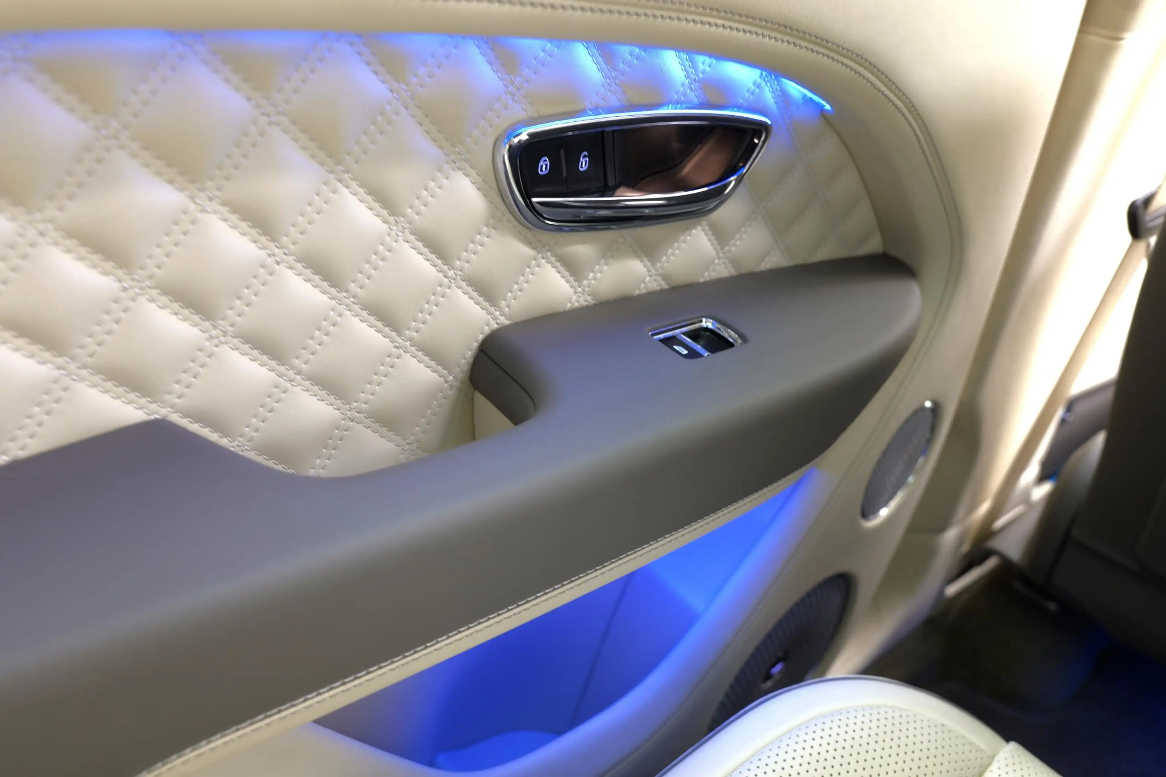 Bentley Bentayga 3.0 V6 Hybrid |Naim|Panorama|Carbon|BTW| — photo 46