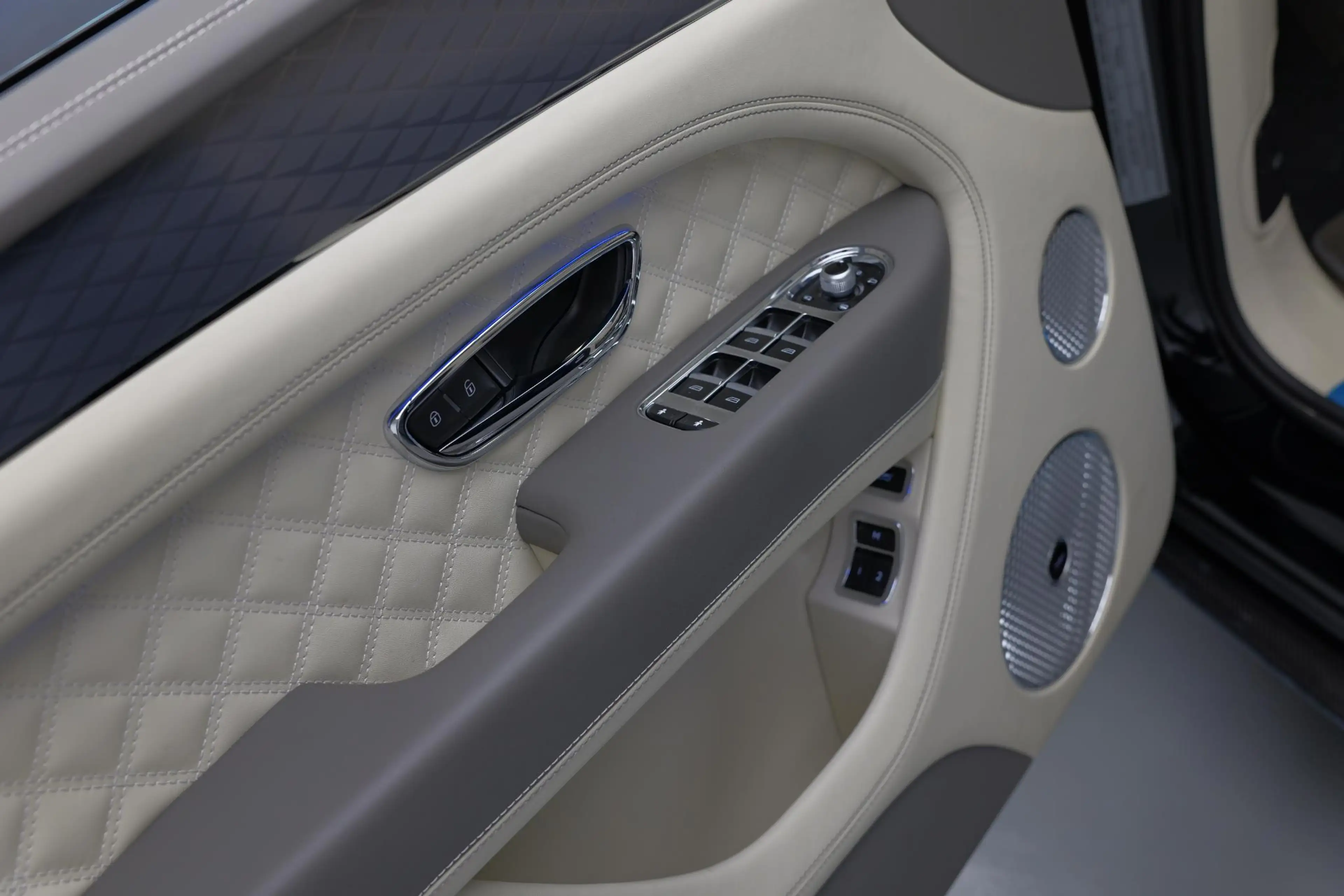 Bentley Bentayga 3.0 V6 Hybrid |Naim|Panorama|Carbon|BTW| — photo 29