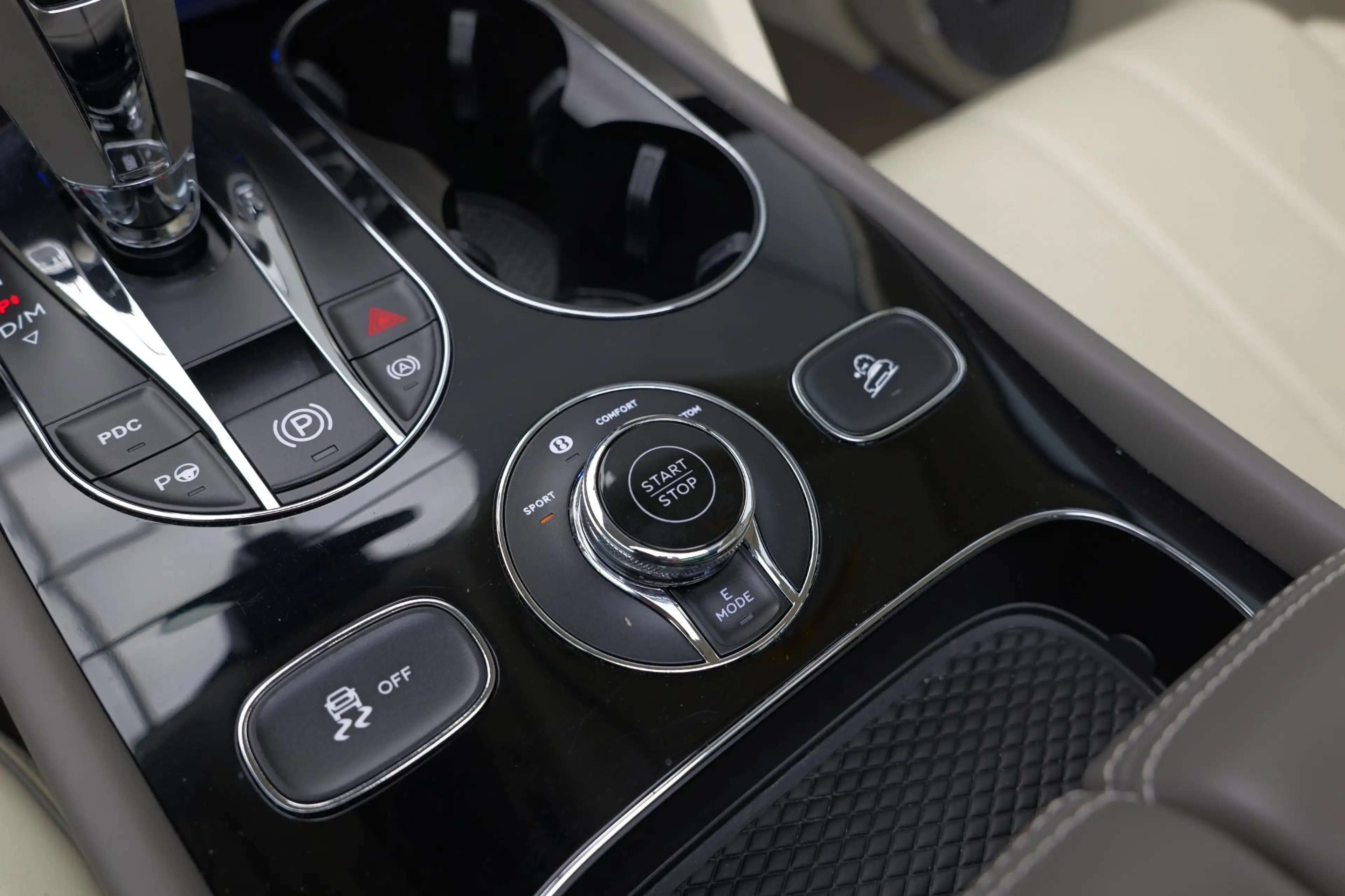 Bentley Bentayga 3.0 V6 Hybrid |Naim|Panorama|Carbon|BTW| — photo 27