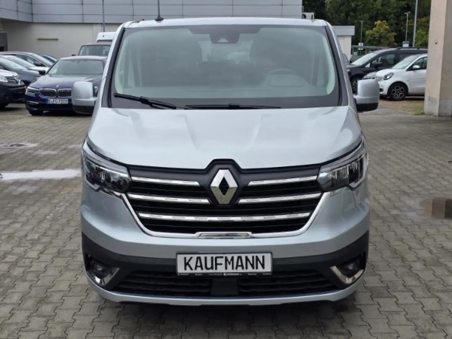 Renault Trafic Grand SpaceClass 2 170 EDC Escapade-Paket/AHK Plateado - 2