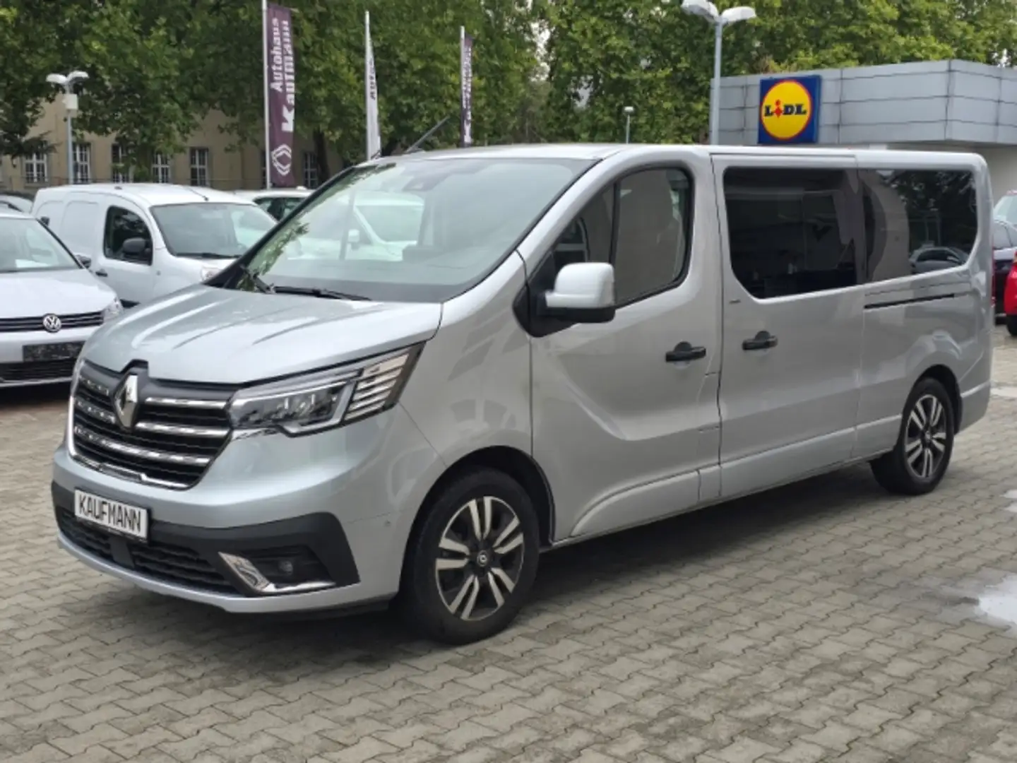 Renault Trafic Grand SpaceClass 2 170 EDC Escapade-Paket/AHK Plateado - 1