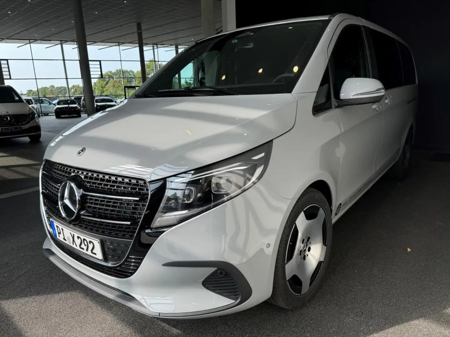 Mercedes-Benz V 250 d Style +MBUX+KAMERA+NAVI+AHK+DAB+Distr Grau - 2