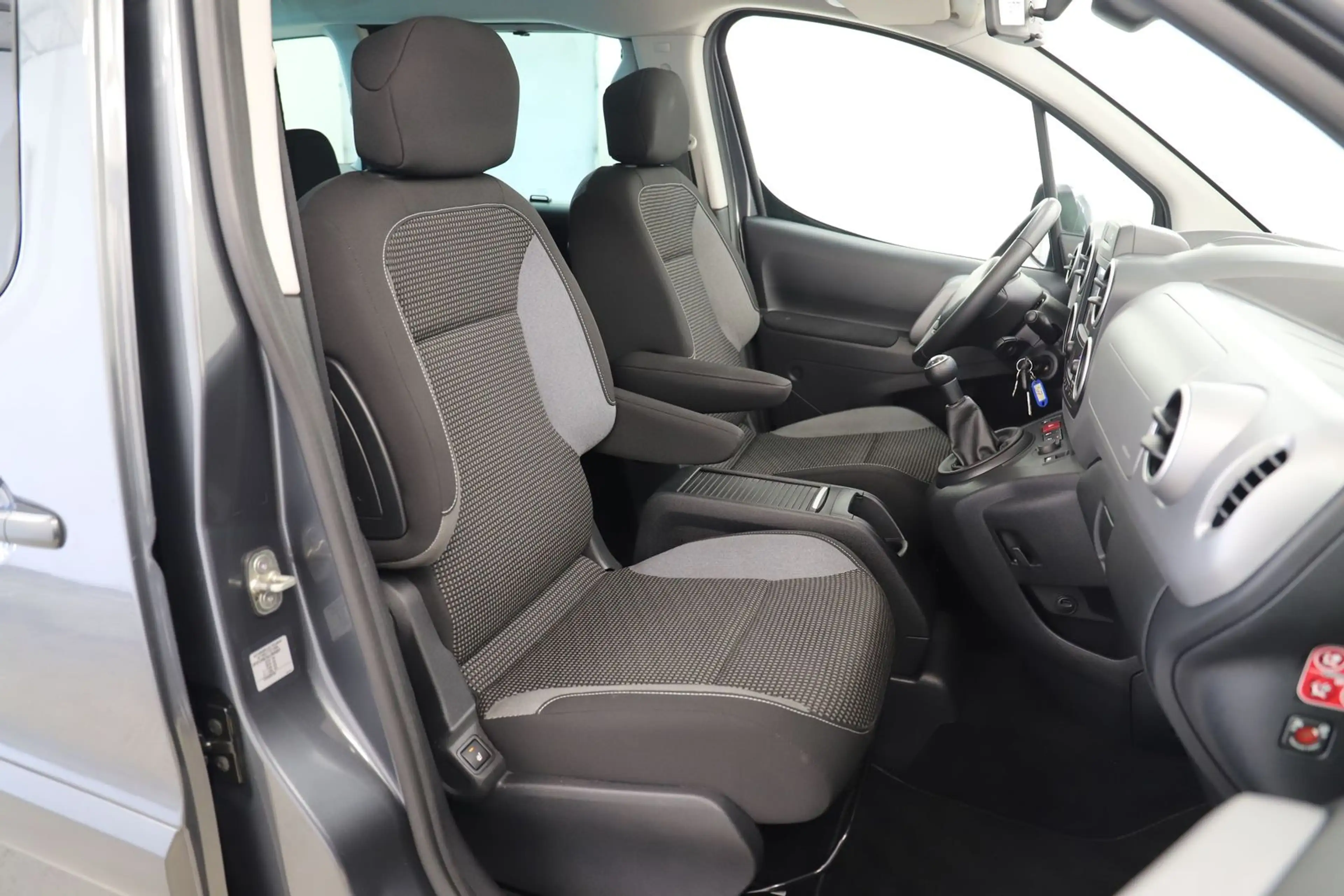 Peugeot Partner Tepee 1.2 PT 110PS Pano NAVI 1Hand — photo 10