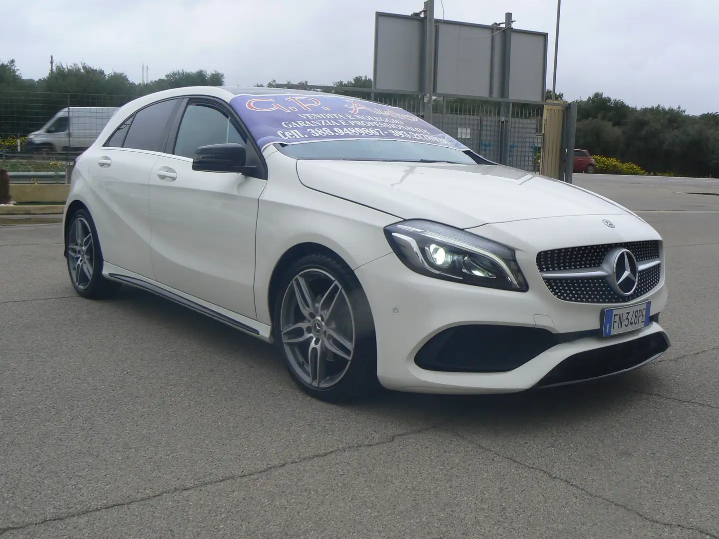 Mercedes-Benz A 180 A 180 d Premium AMG Weiß - 2