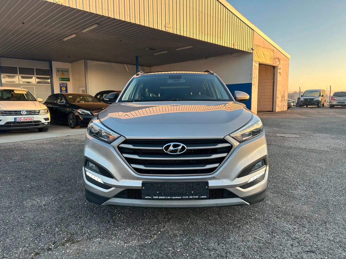 Hyundai TUCSON Trend 4WD/ 1.Hand / Panorama / SHZ / NAVI Silber - 2