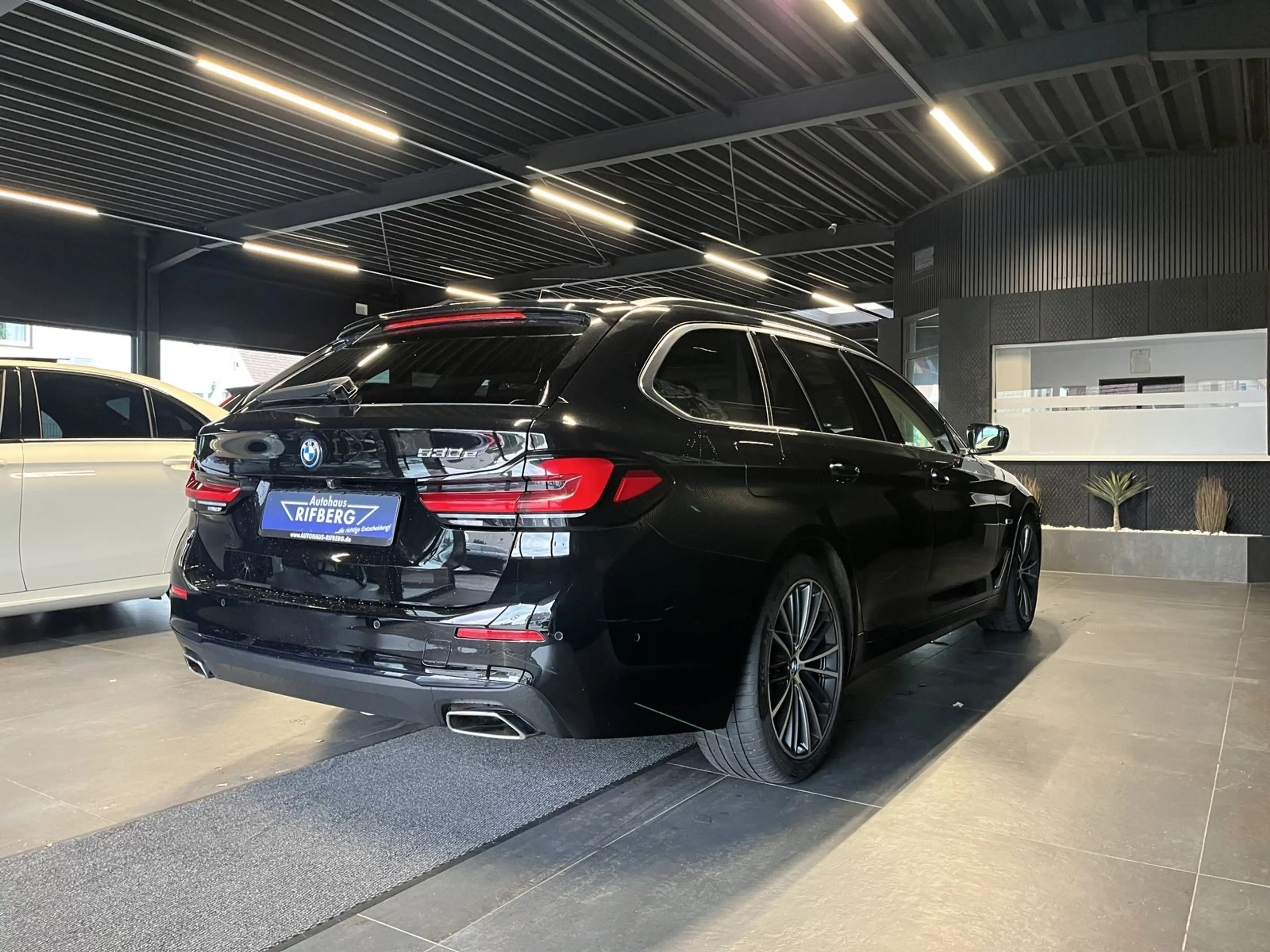 BMW 530 e TOURING/AHK/PANO/19Z/KAMERA/LIVE COCKPIT — photo 6