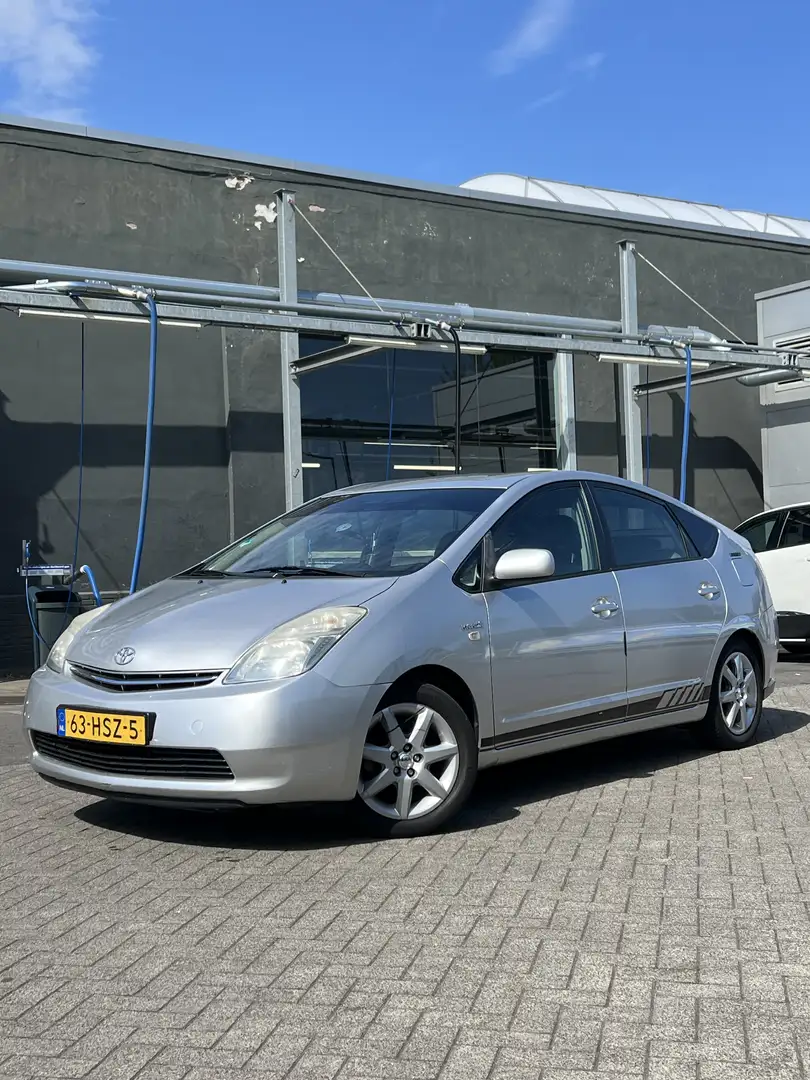 Toyota Prius (Hybrid) - 1