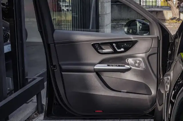 Mercedes-Benz 300 view 9