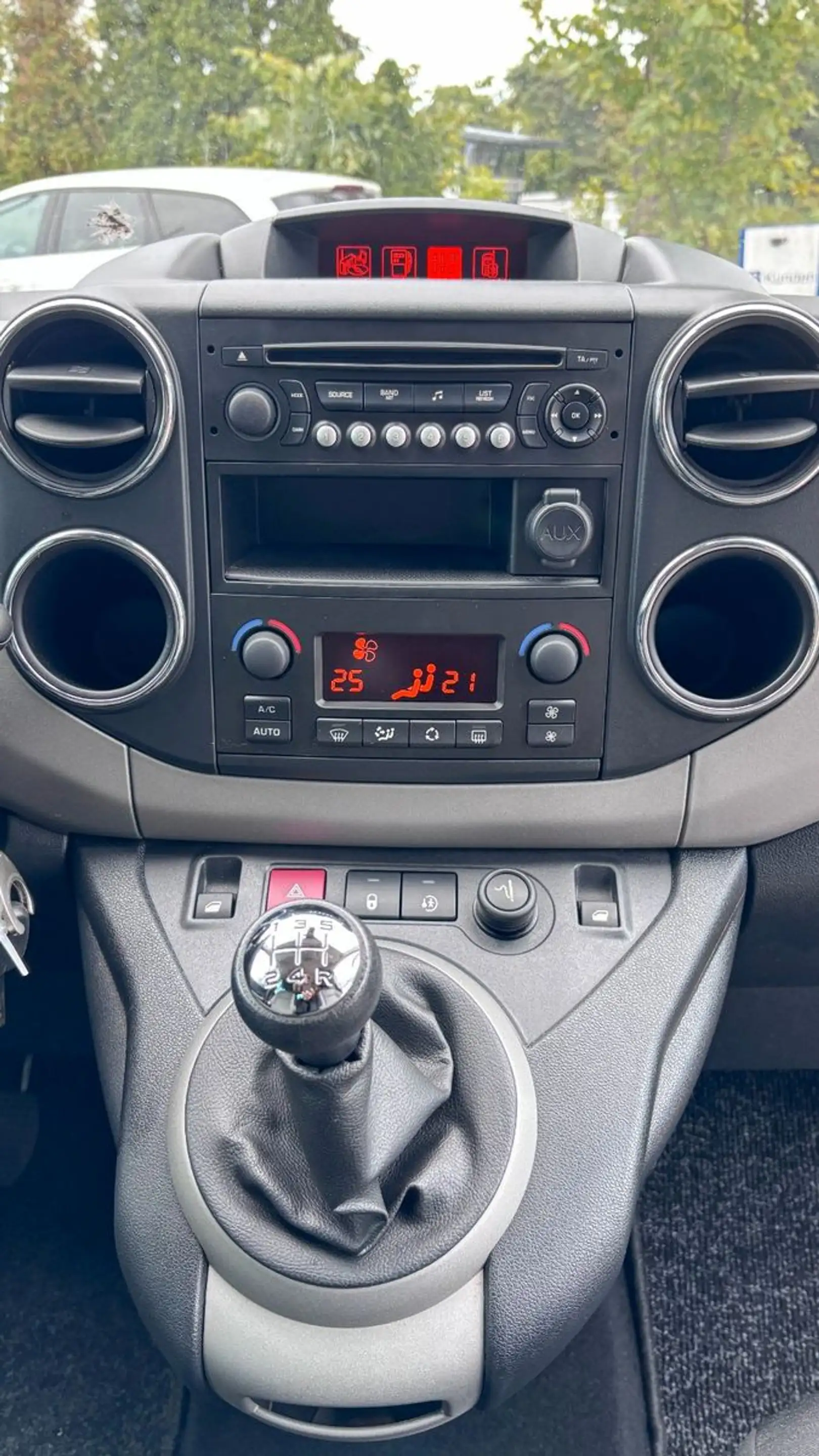 Peugeot Partner Premium — photo 11
