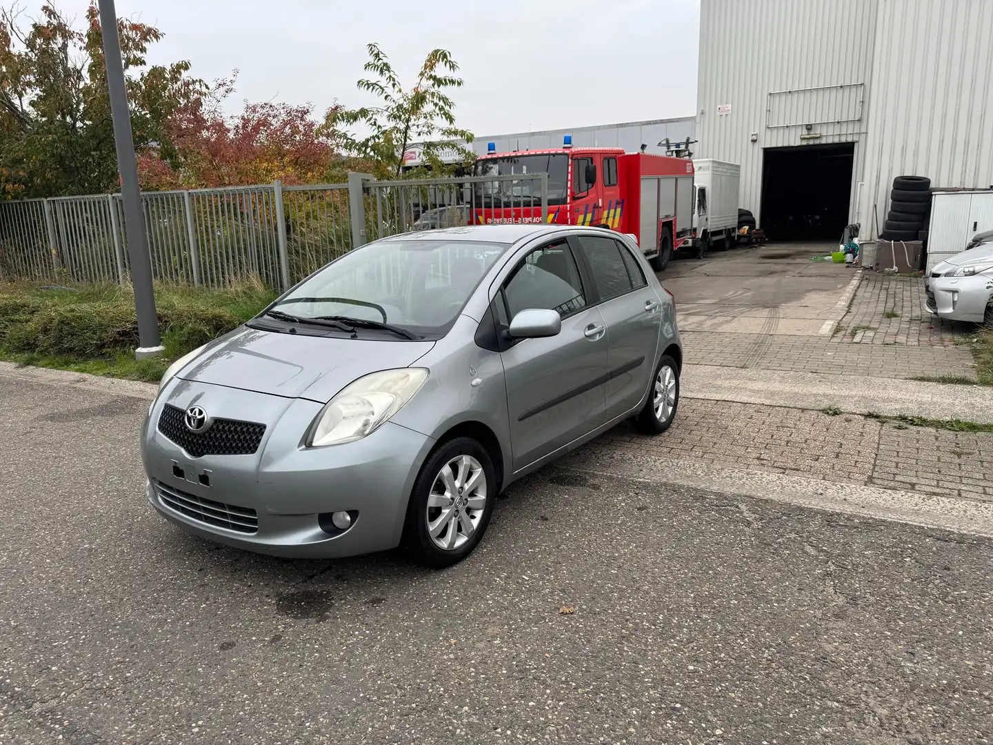 Toyota Yaris Gris - 1
