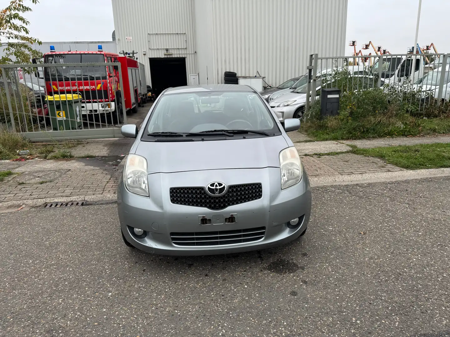 Toyota Yaris Gris - 2