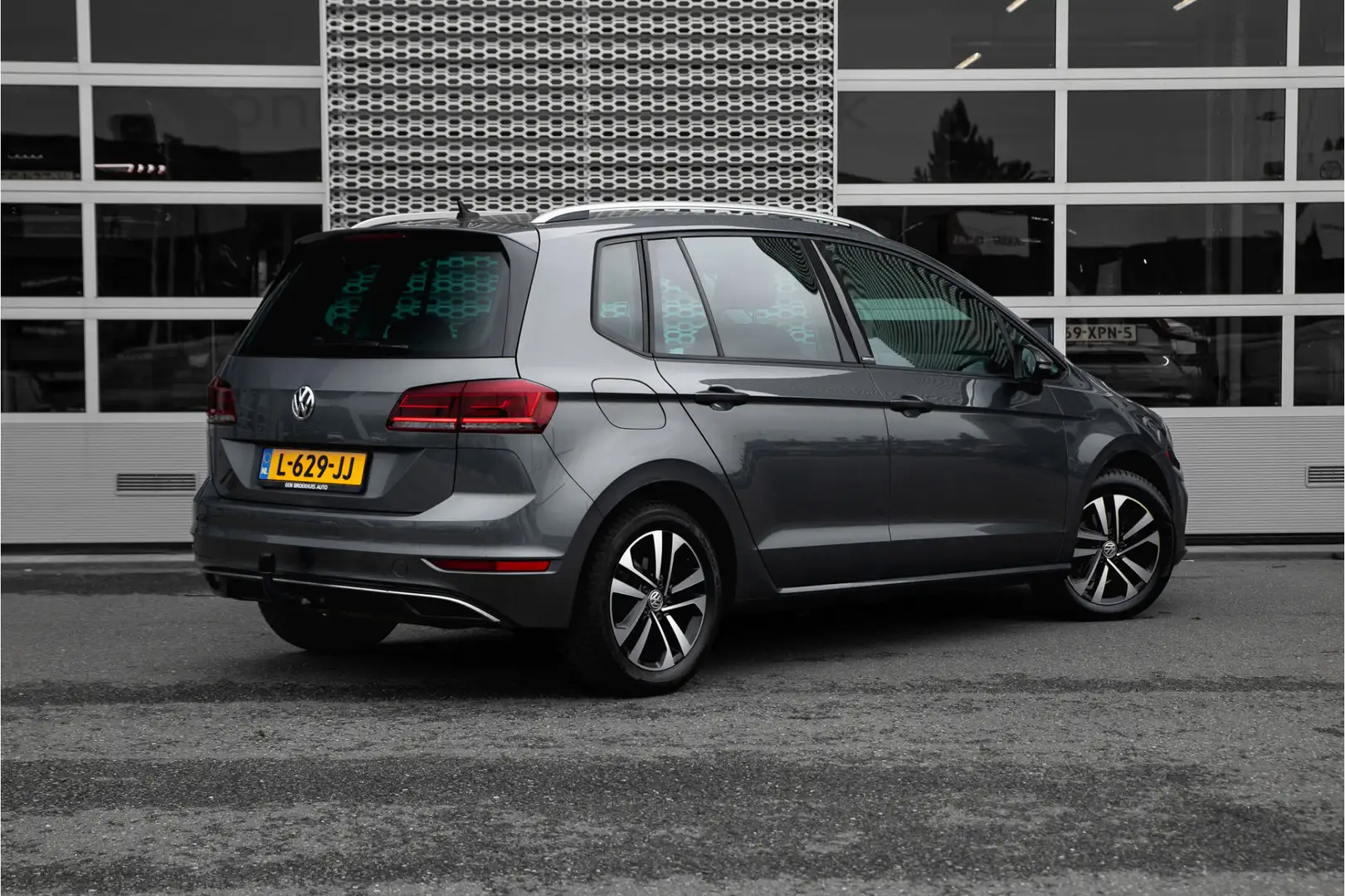 Volkswagen Golf Sportsvan 1.5 TSI 131PK United | Trekhaak | Clima | PDC V+A Grijs - 2