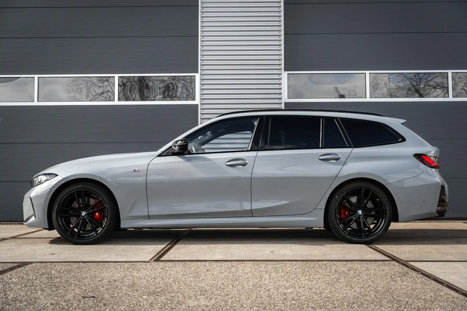 BMW 320 3-serie Touring 320i High Executive |Panorama dak Grijs - 2