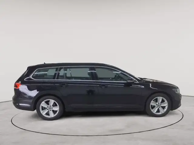 Volkswagen Passat view 3