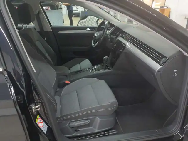 Volkswagen Passat view 8