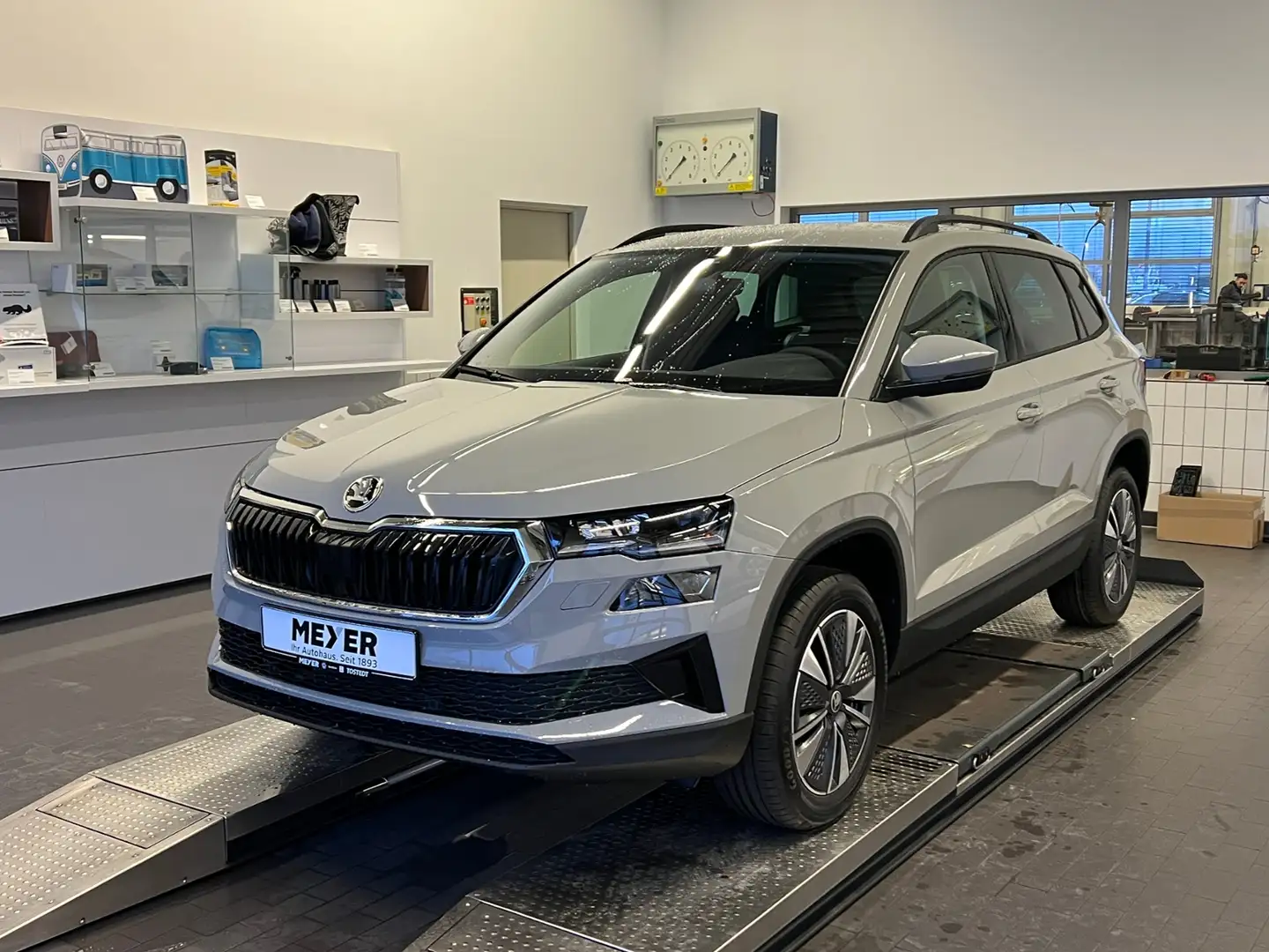 Skoda Karoq TOUR 1.5 TSI DSG *AHK, LED, ACC, 17''-LM* Grau - 2