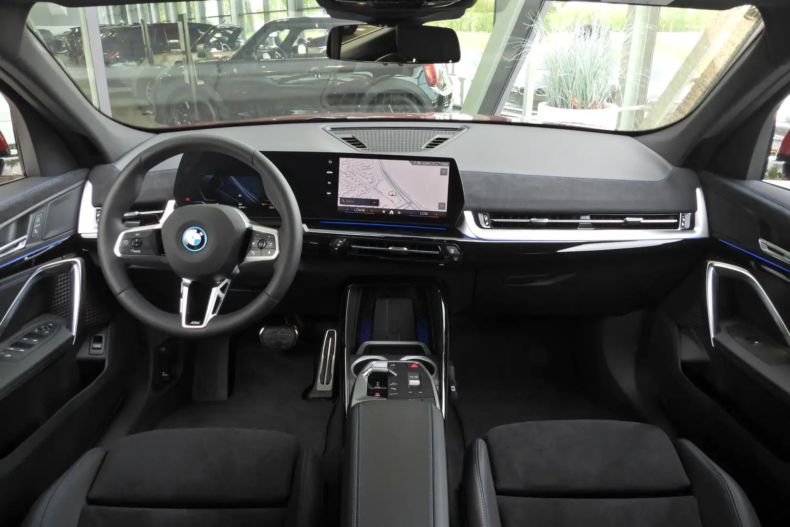 BMW iX2 eDrive20 M Sport / Sportstoelen / Adaptieve LED / crvena - 2