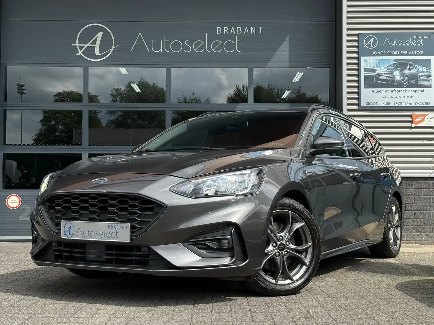 Ford Focus Wagon 1.0 EcoBoost ST Line Cruise PDC CarPlay Grijs - 1