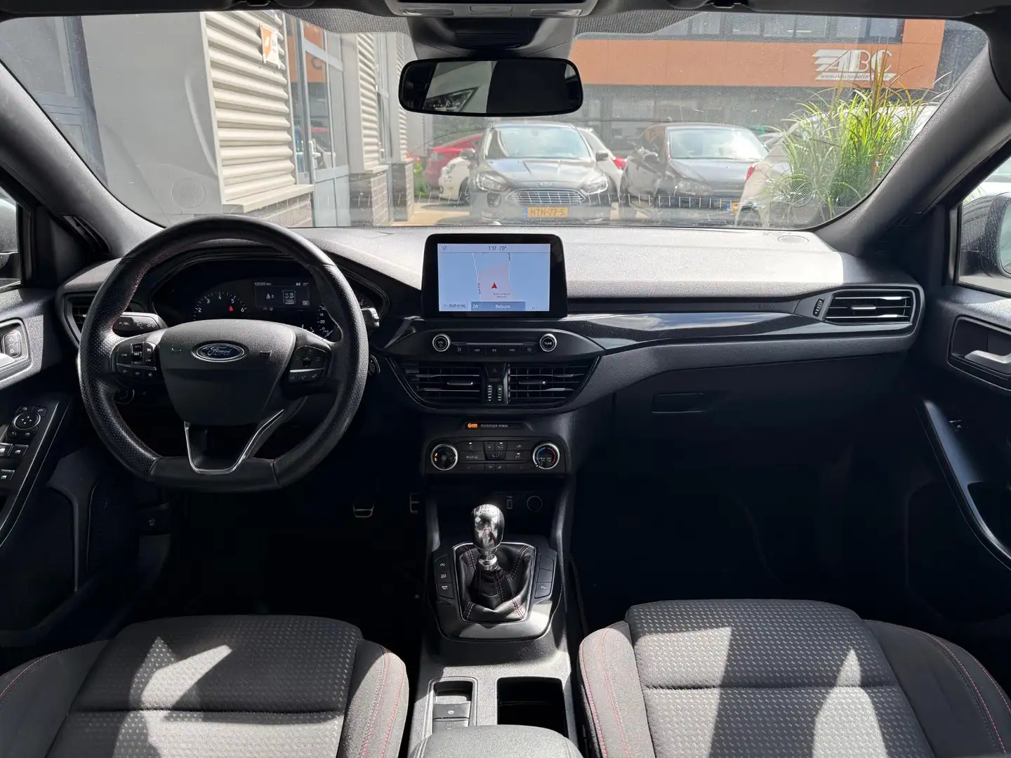Ford Focus Wagon 1.0 EcoBoost ST Line Cruise PDC CarPlay Grijs - 2