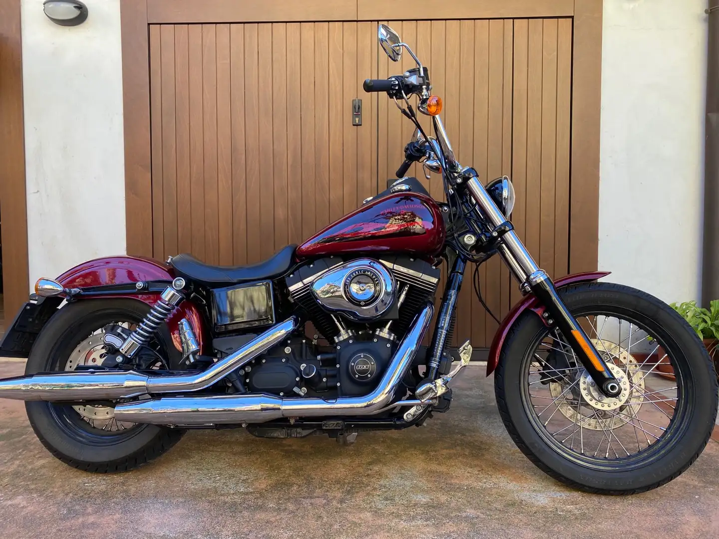 Harley-Davidson Dyna Street Bob Czerwony - 1