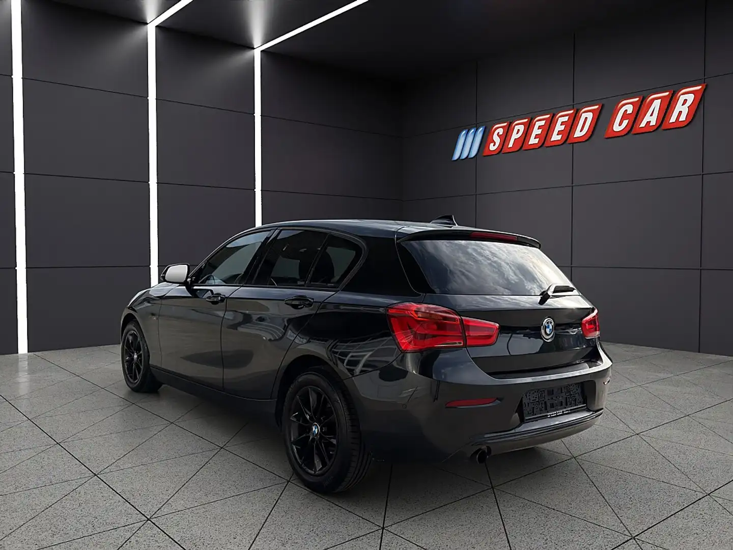 BMW 118 i Line Aut. Schwarz - 1
