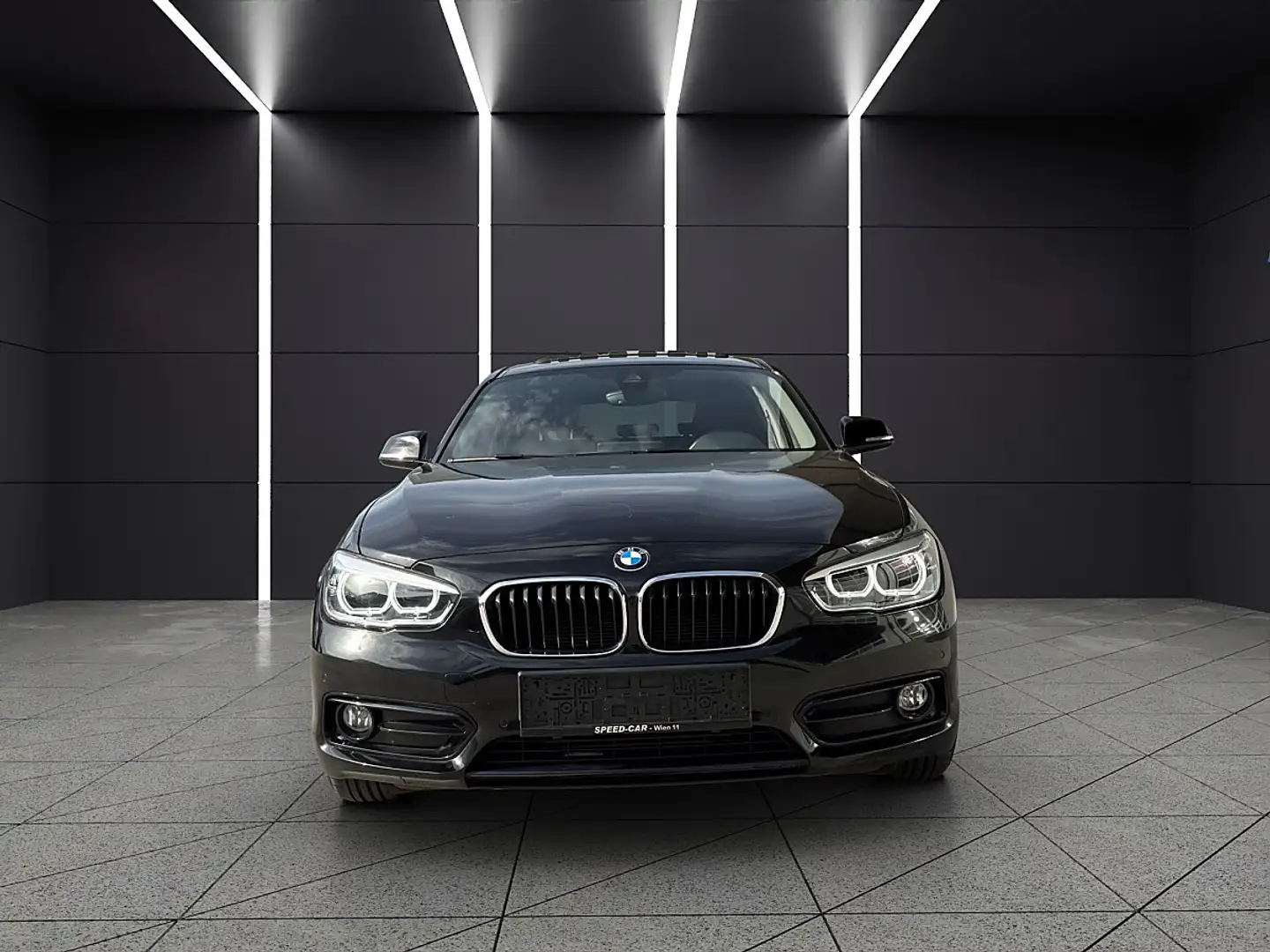 BMW 118 i Line Aut. Schwarz - 2