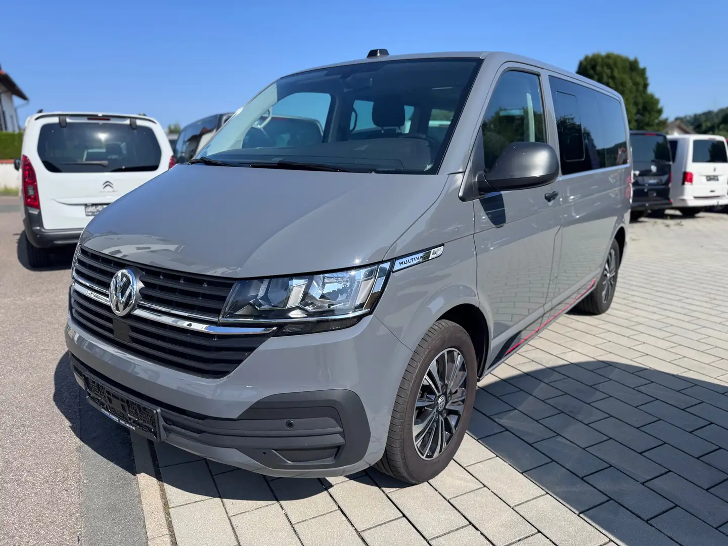Volkswagen T6.1 Multivan Multivan/Standheizung/Navi/AHK/GRA/Bettfunktion Gris - 1