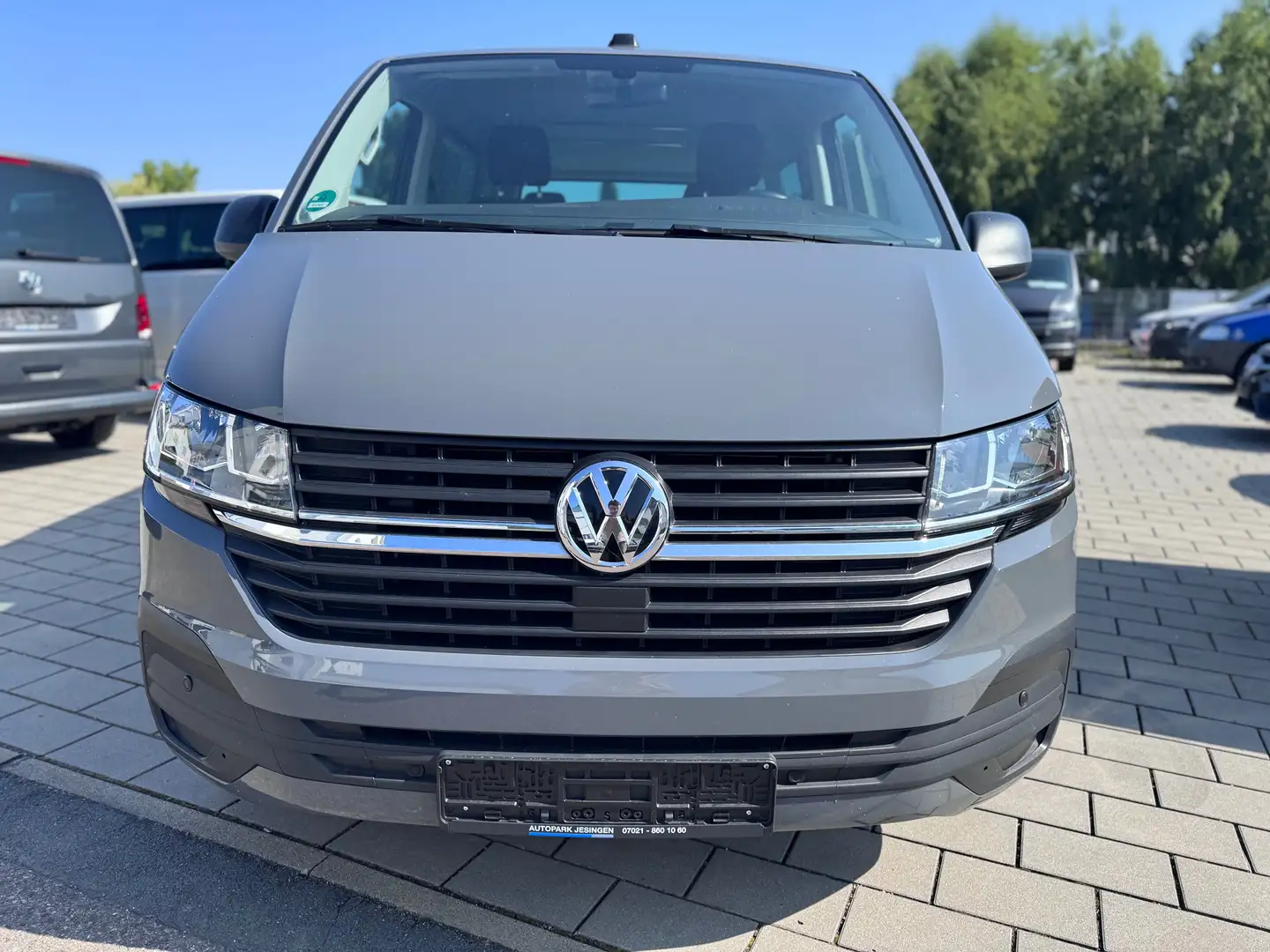 Volkswagen T6.1 Multivan Multivan/Standheizung/Navi/AHK/GRA/Bettfunktion Gris - 2