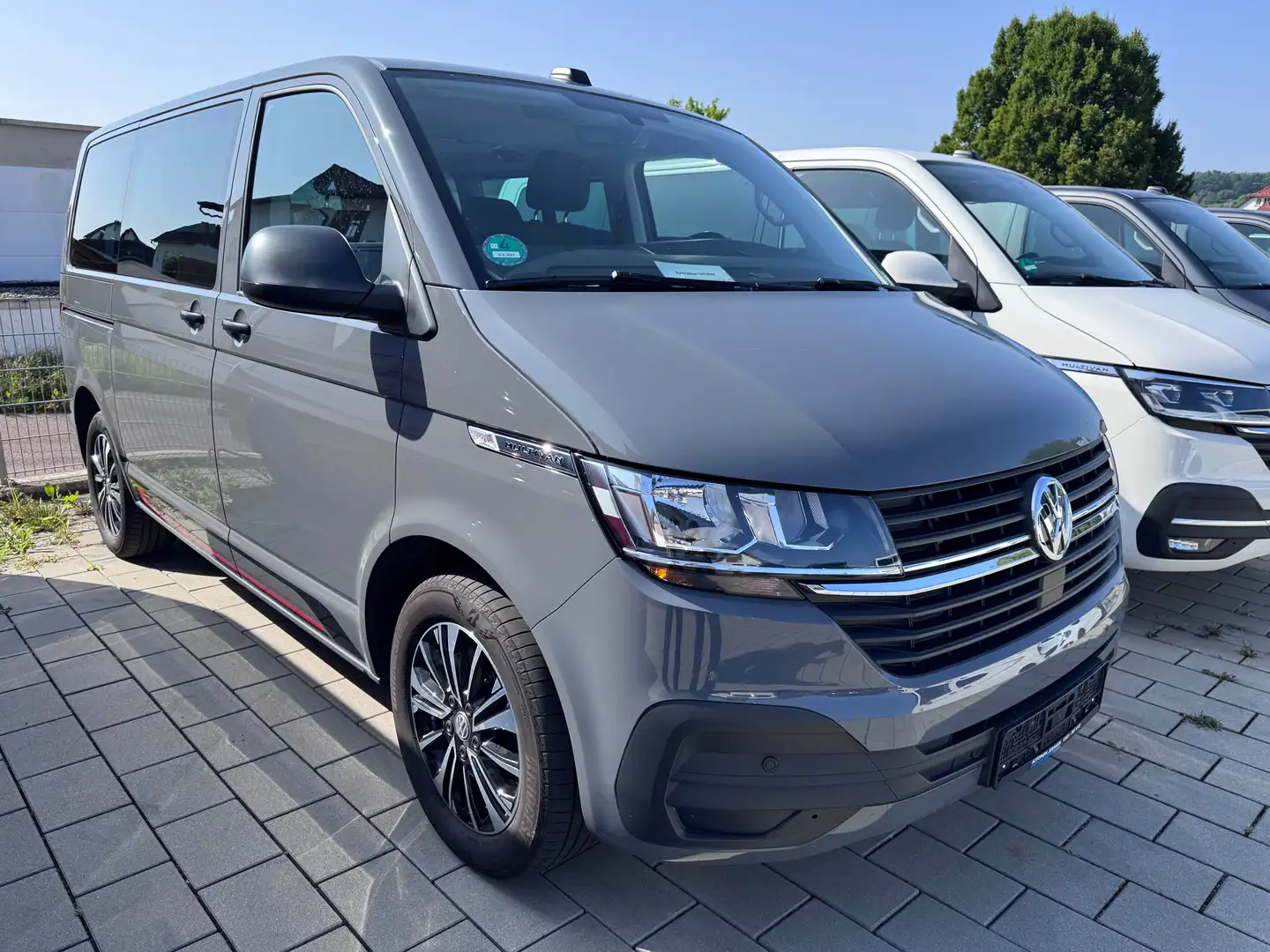 Volkswagen T6.1 Multivan Multivan/Standheizung/Navi/AHK/GRA/Bettfunktion Gris - 2