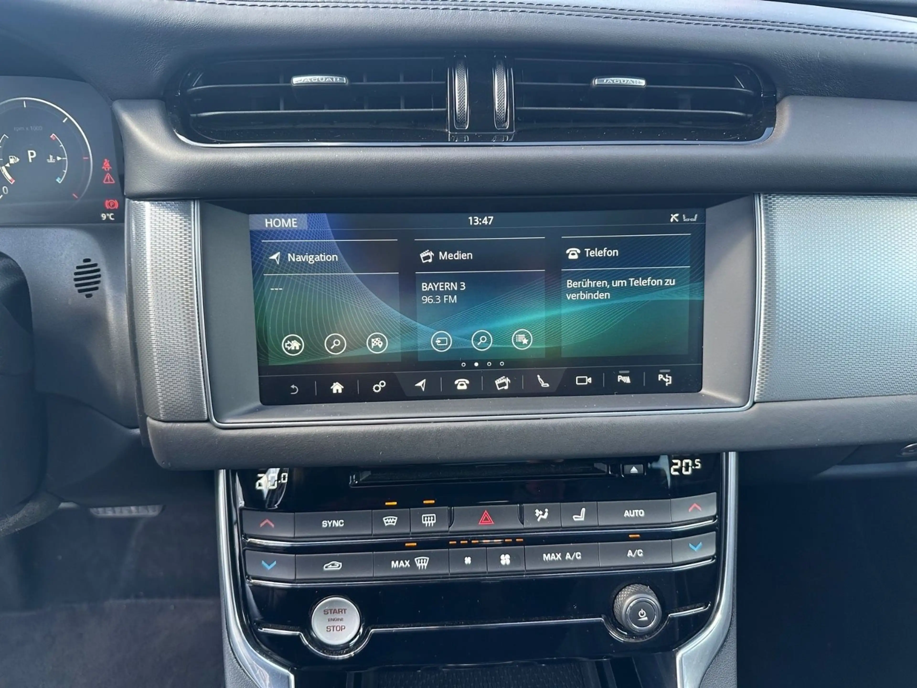 Jaguar XF Sportbrake Portfolio Pano AHK LED — photo 14