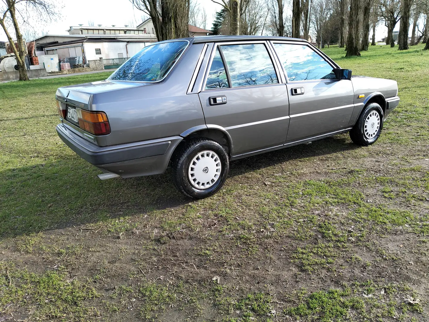 Lancia Prisma Lx Grau - 2