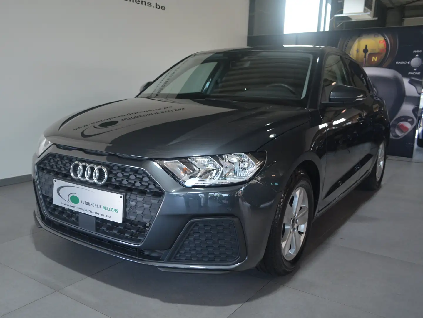 Audi A1 Sportback 25 TFSI  S tronic (EU6AP) / NAVI / APPLE Grijs - 2