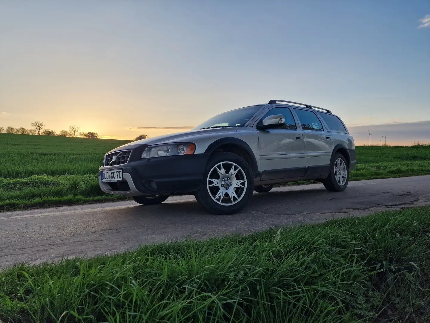Volvo XC70 D5 AWD *wenig KM* *AHK* Silber - 1