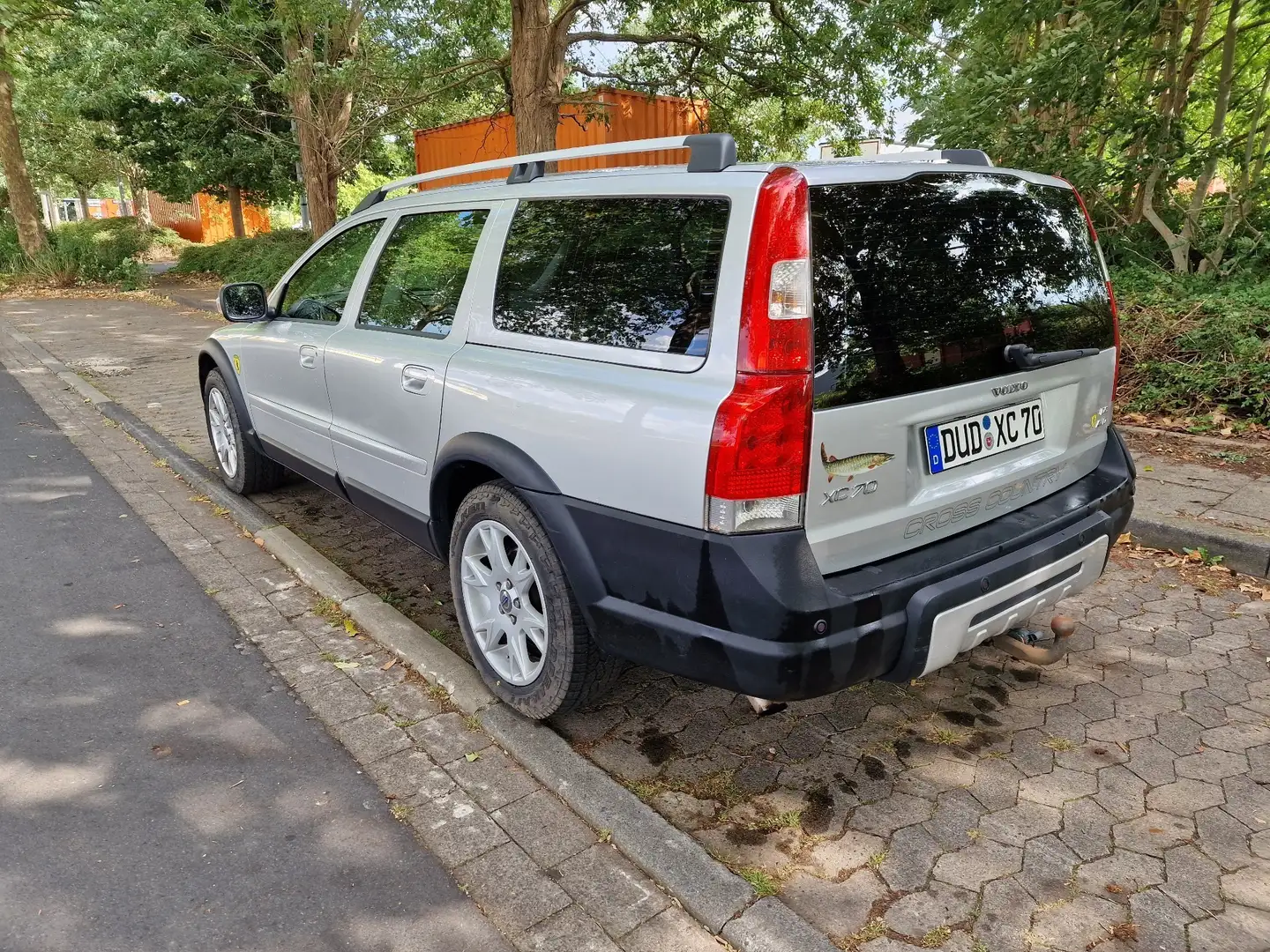 Volvo XC70 D5 AWD *wenig KM* *AHK* Silber - 2
