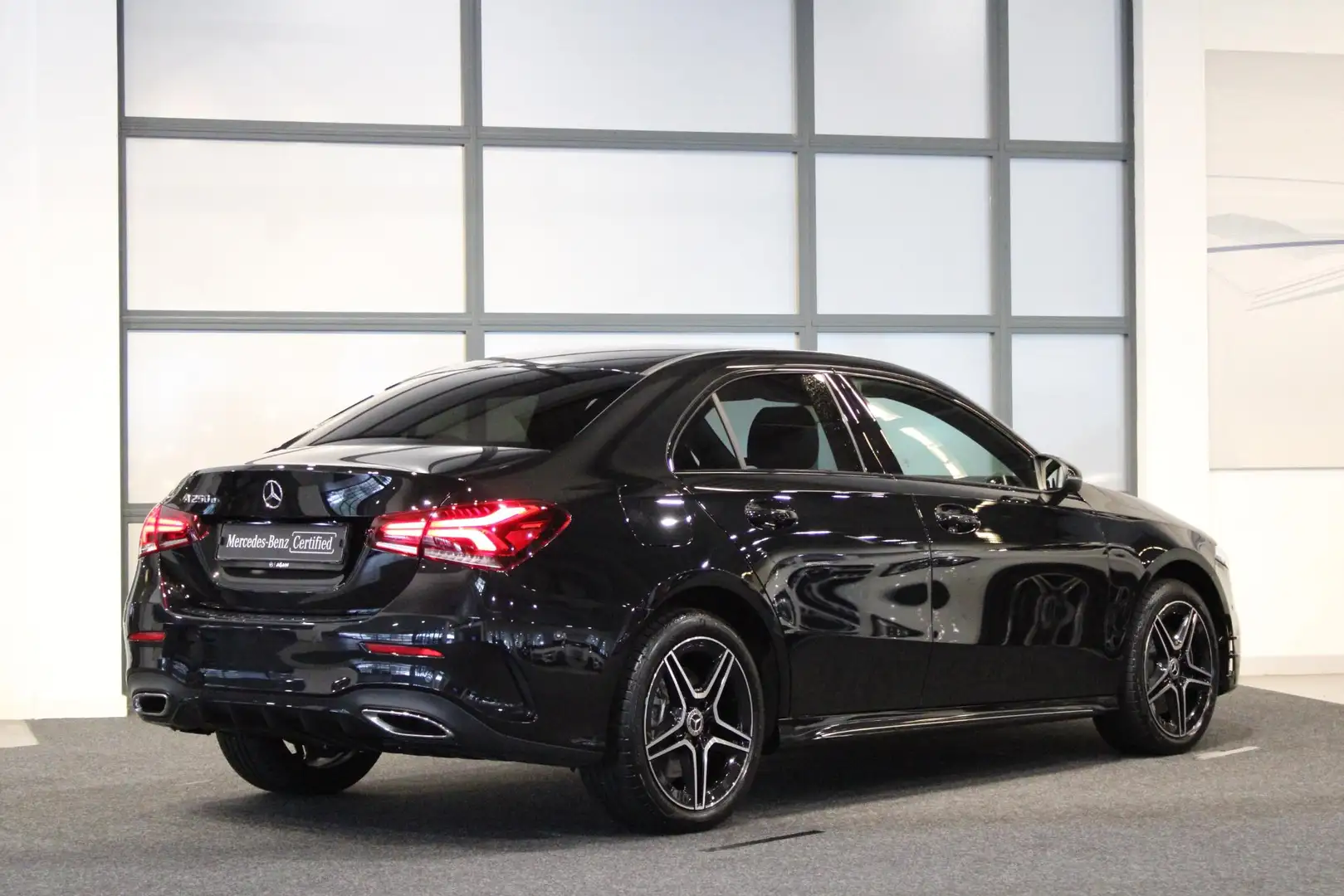 Mercedes-Benz A 250 Limousine e Business Solution AMG Limited Zwart - 2