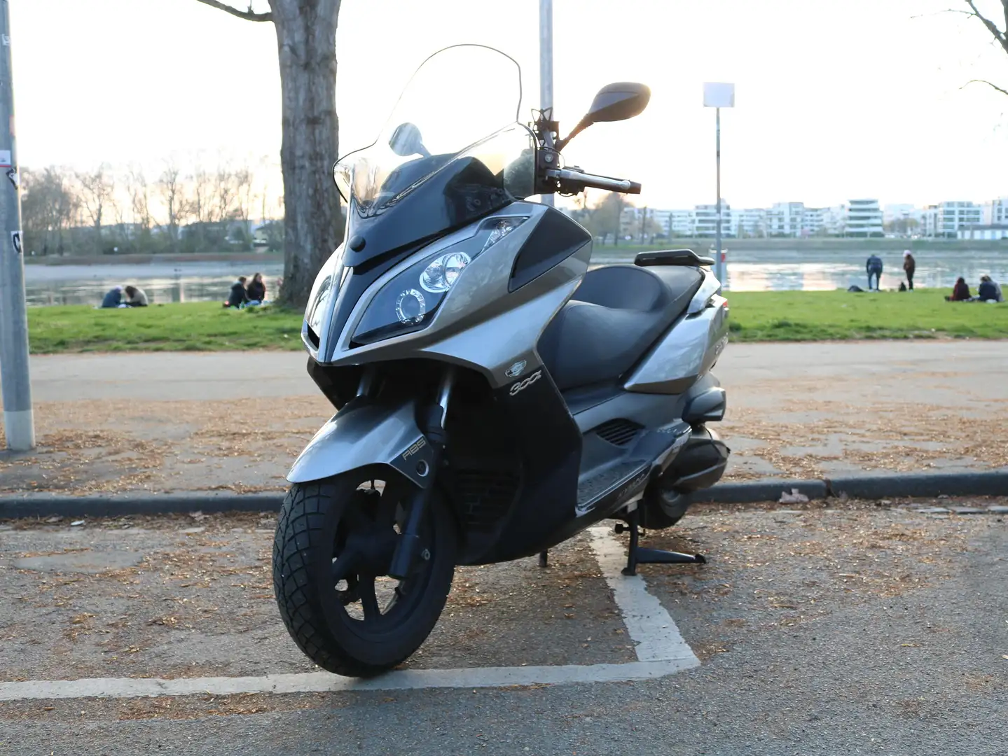 Kymco Downtown 300i Plateado - 1