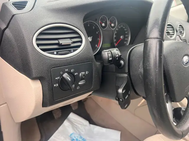 Ford Focus view 13