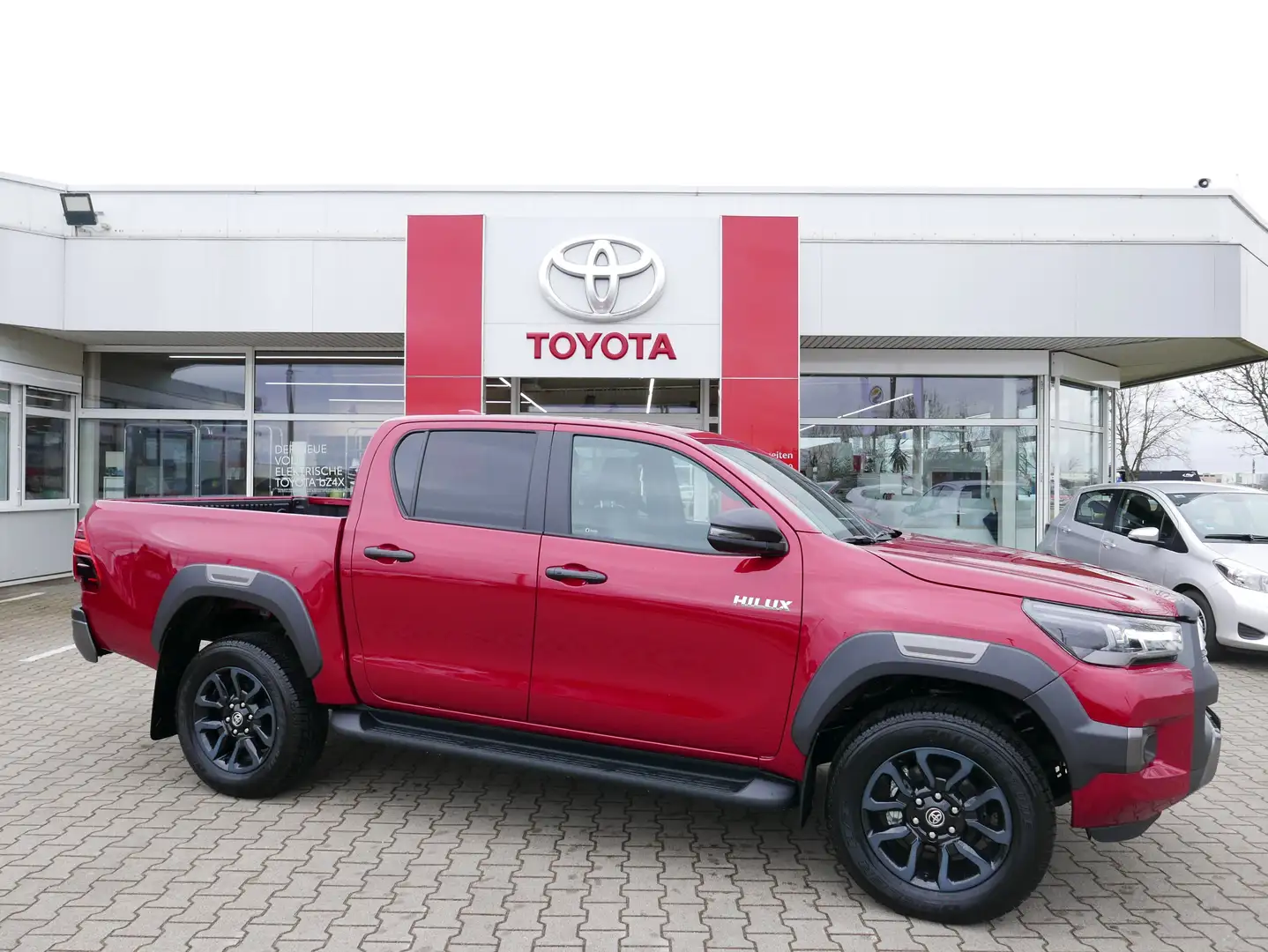 Toyota Hilux 2.8 Double Cab Invincible*AT*4WD*LED*LEDER Rot - 1