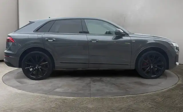 Audi Q8 view 6
