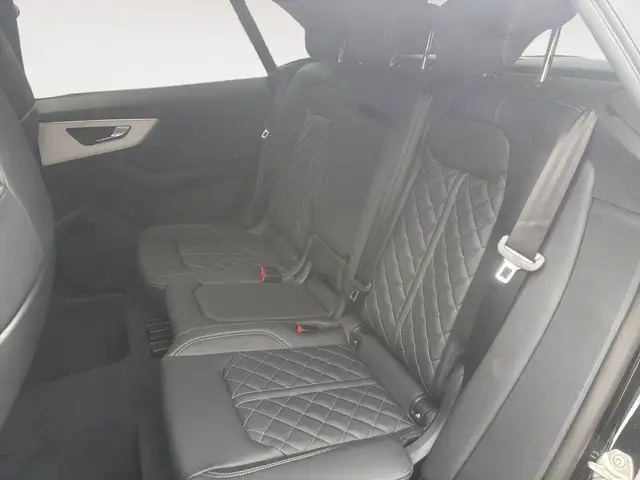 Audi Q8 view 12